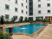 Swimming pool (and a working jacuzzi with powerful jet action, on the right side, not in the actual picture)