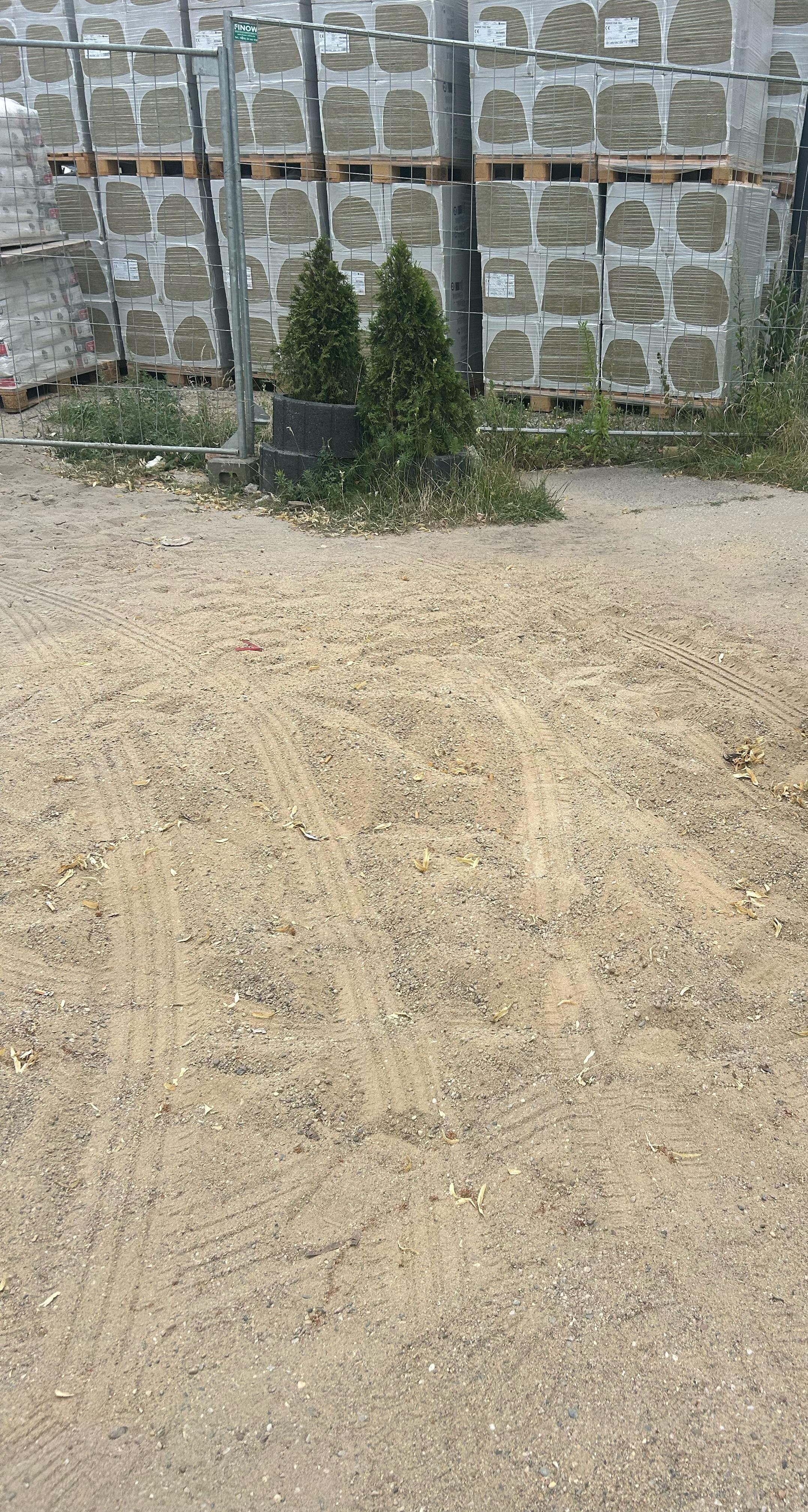 Active construction site: massively dusty road just outside the hotel building.