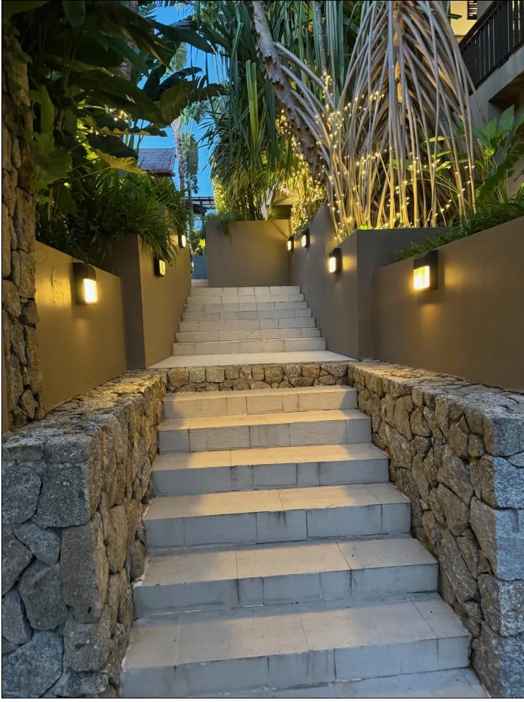 Typical stairs with no rails