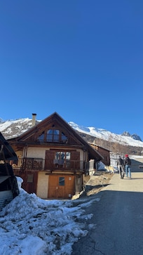 Ansicht aus dem Dorf kommend