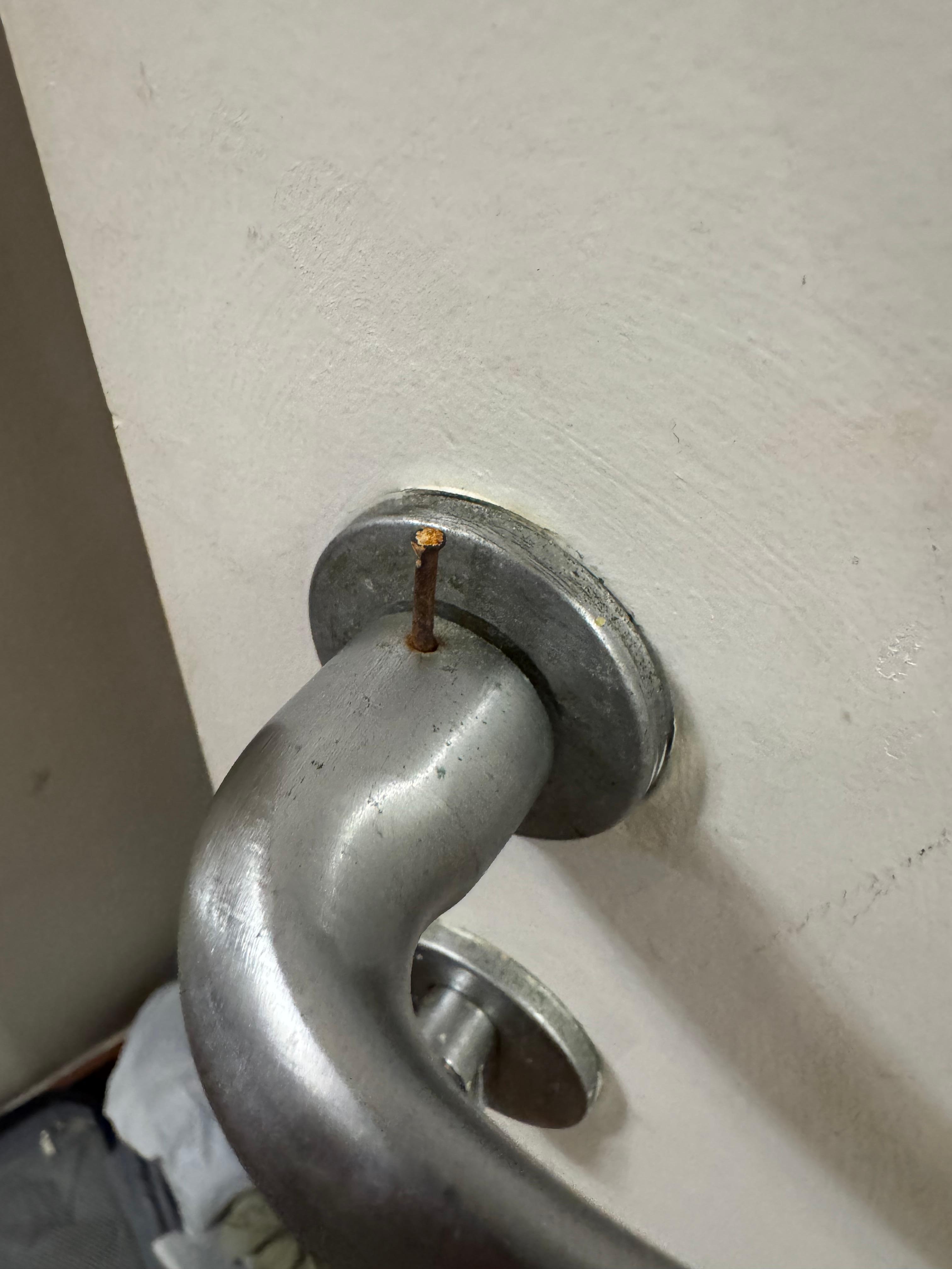 Prego enferrujado exposto