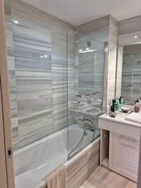 Badezimmer direkt neben dem Schlafzimmer mit Doppelbett