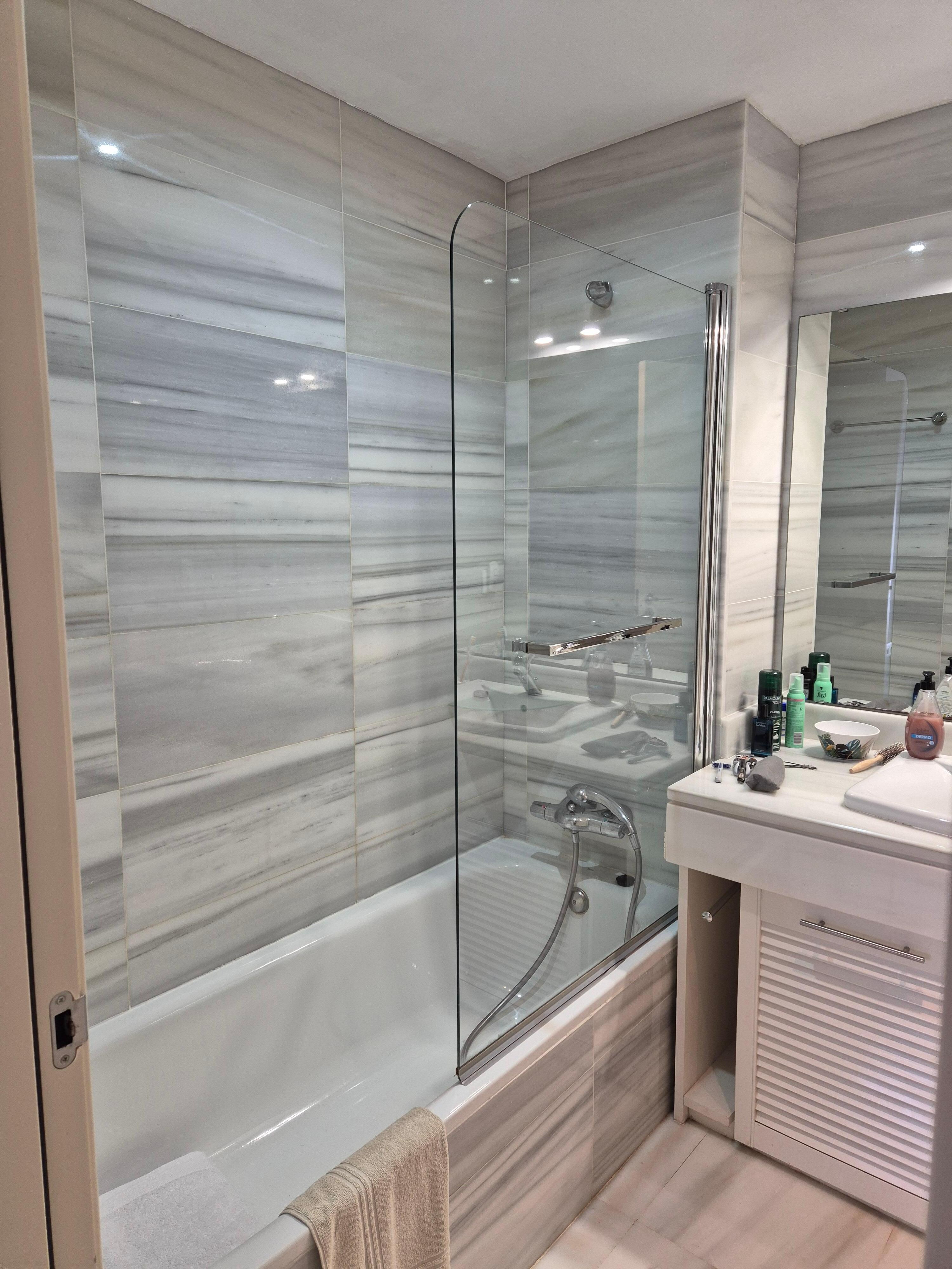 Badezimmer direkt neben dem Schlafzimmer mit Doppelbett