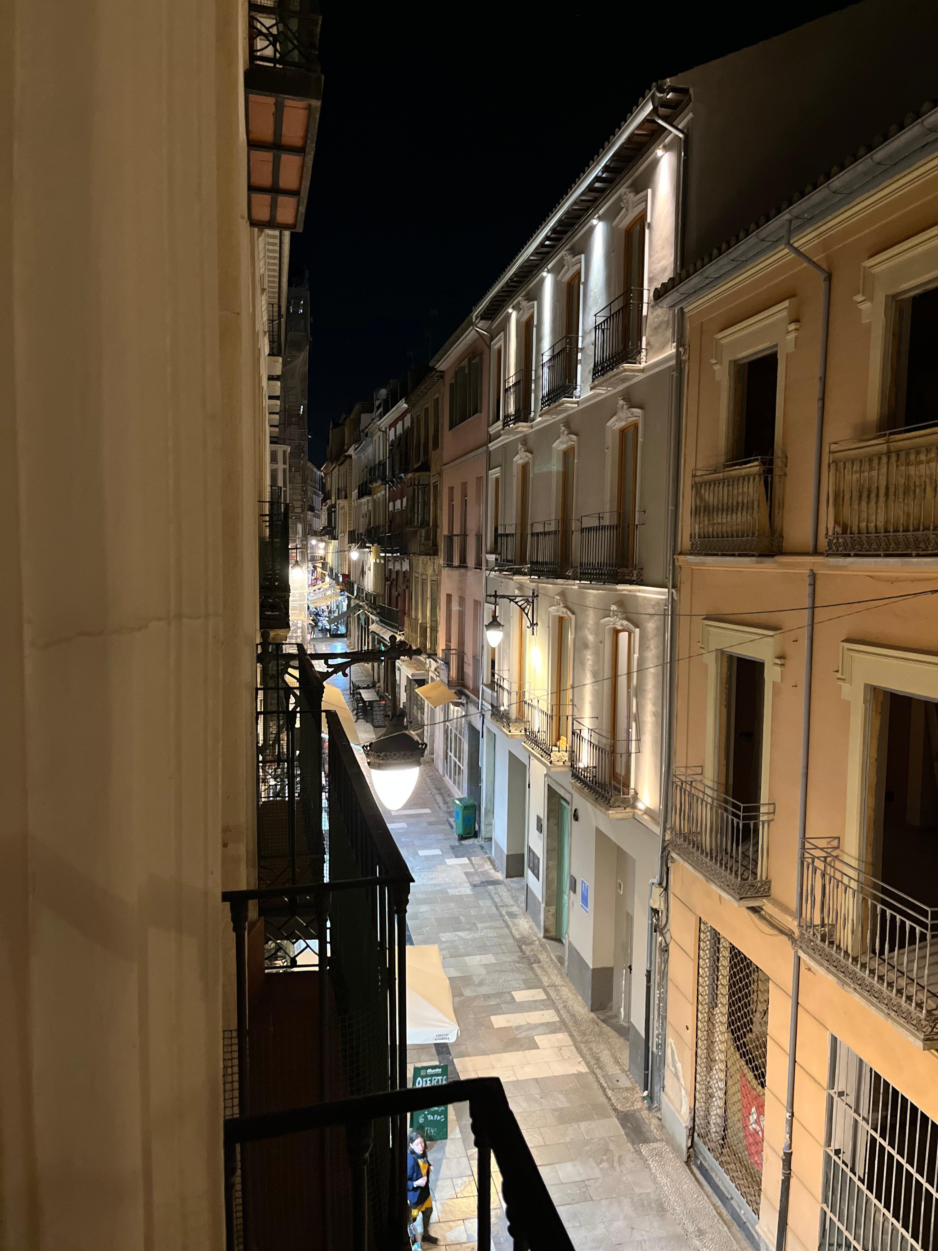 Utsikt fra soverommet i den koselige gaten med mange spiseplasser og puber