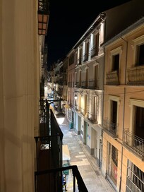 Utsikt fra soverommet i den koselige gaten med mange spiseplasser og puber