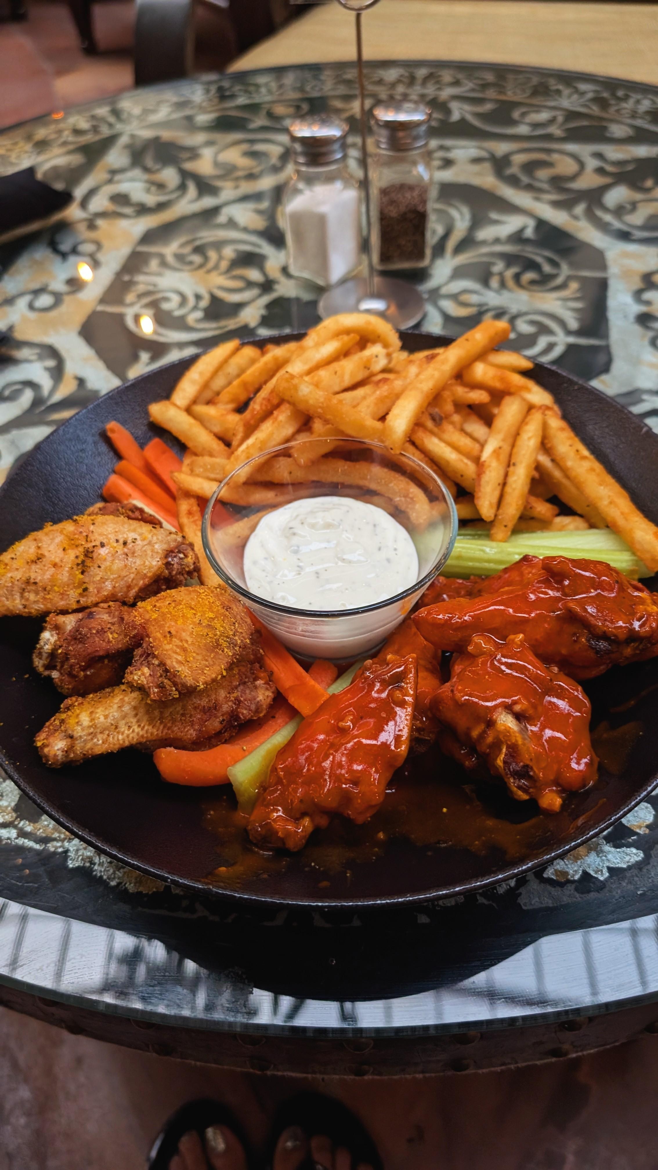 Hot wings are yummy.