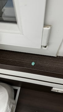 maalesef geldiğimizde odamız yeterince temizlenmemişti. üstelik otele giriş saatinden sonra varmıştık. yatak başlığının fotoğrafını da ekledim. bunların dışında resepsiyondaki arkadaş ilgiliydi.