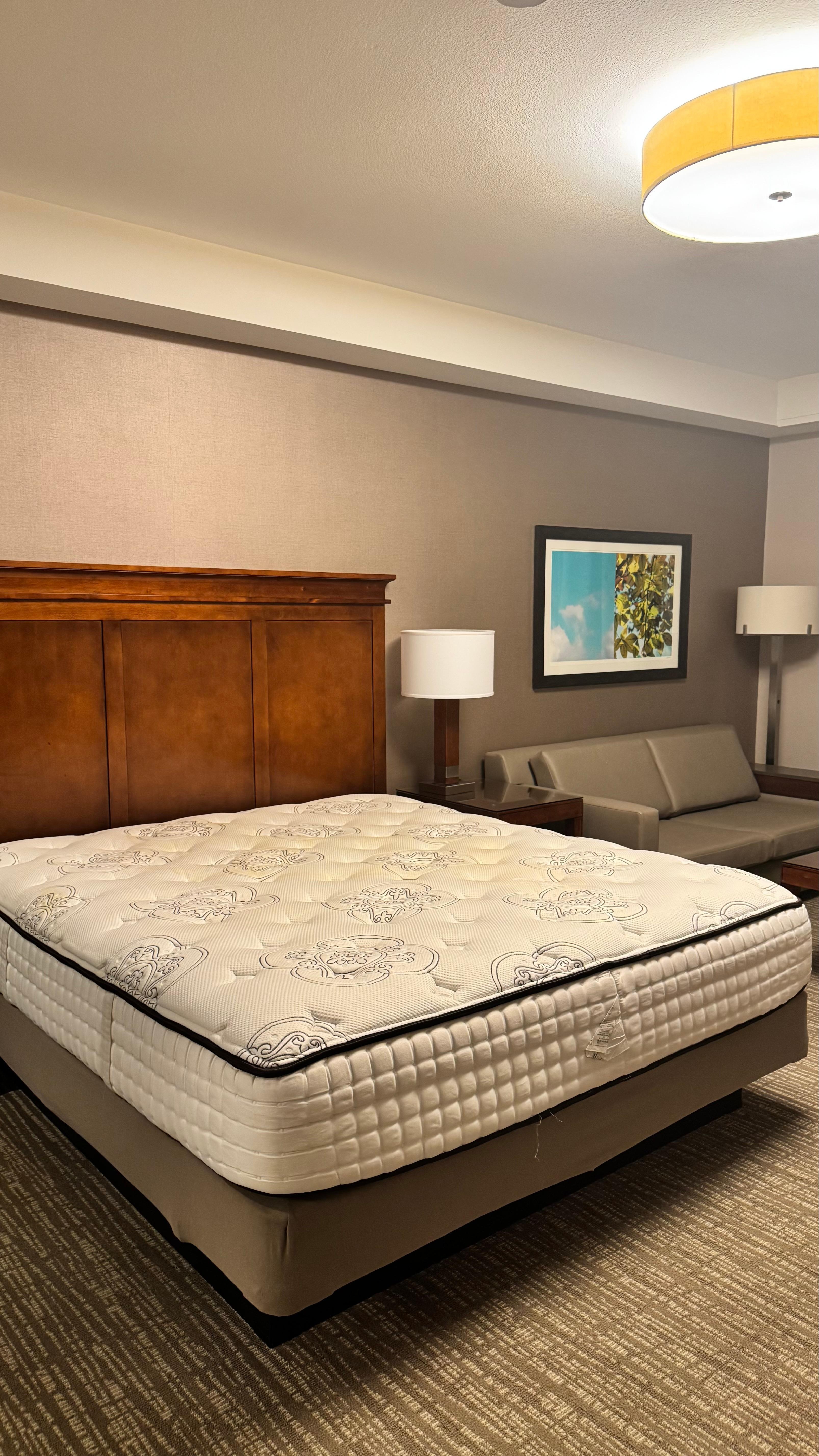 When we arrived at our room, the bedding and sheets were all missing, so the bed was completely bare. When we moved to the next room, it didn’t have the bathtub we’d requested, so we ended up changing rooms three times in total. They never apologized