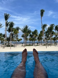 Bar (being in the water here is not allowed btw)