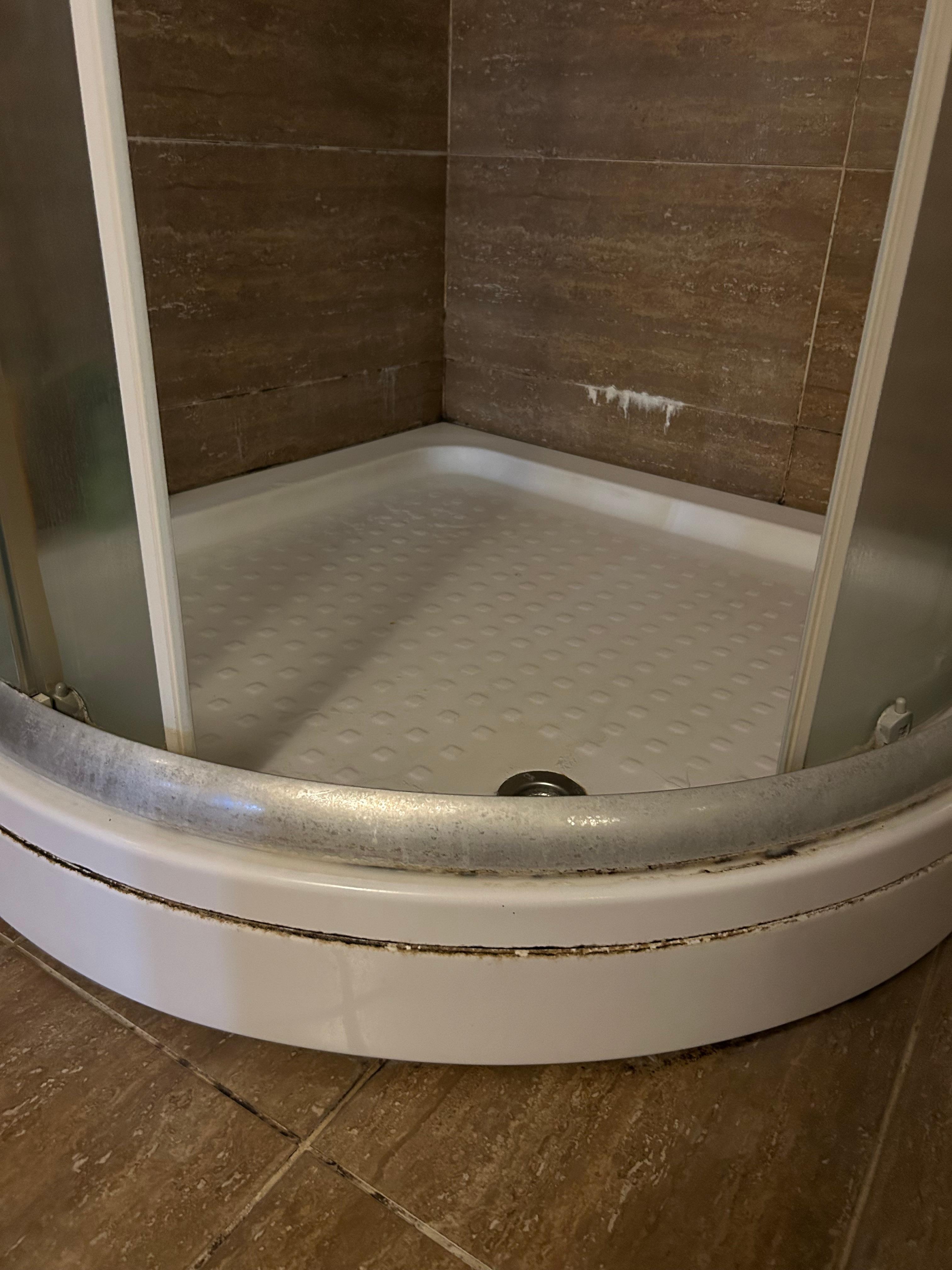 Doccia piena di calcare