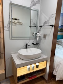 Waschbecken im Eingangsbereich des Zimmers