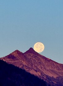 Full moonset on the Twin Peaks
