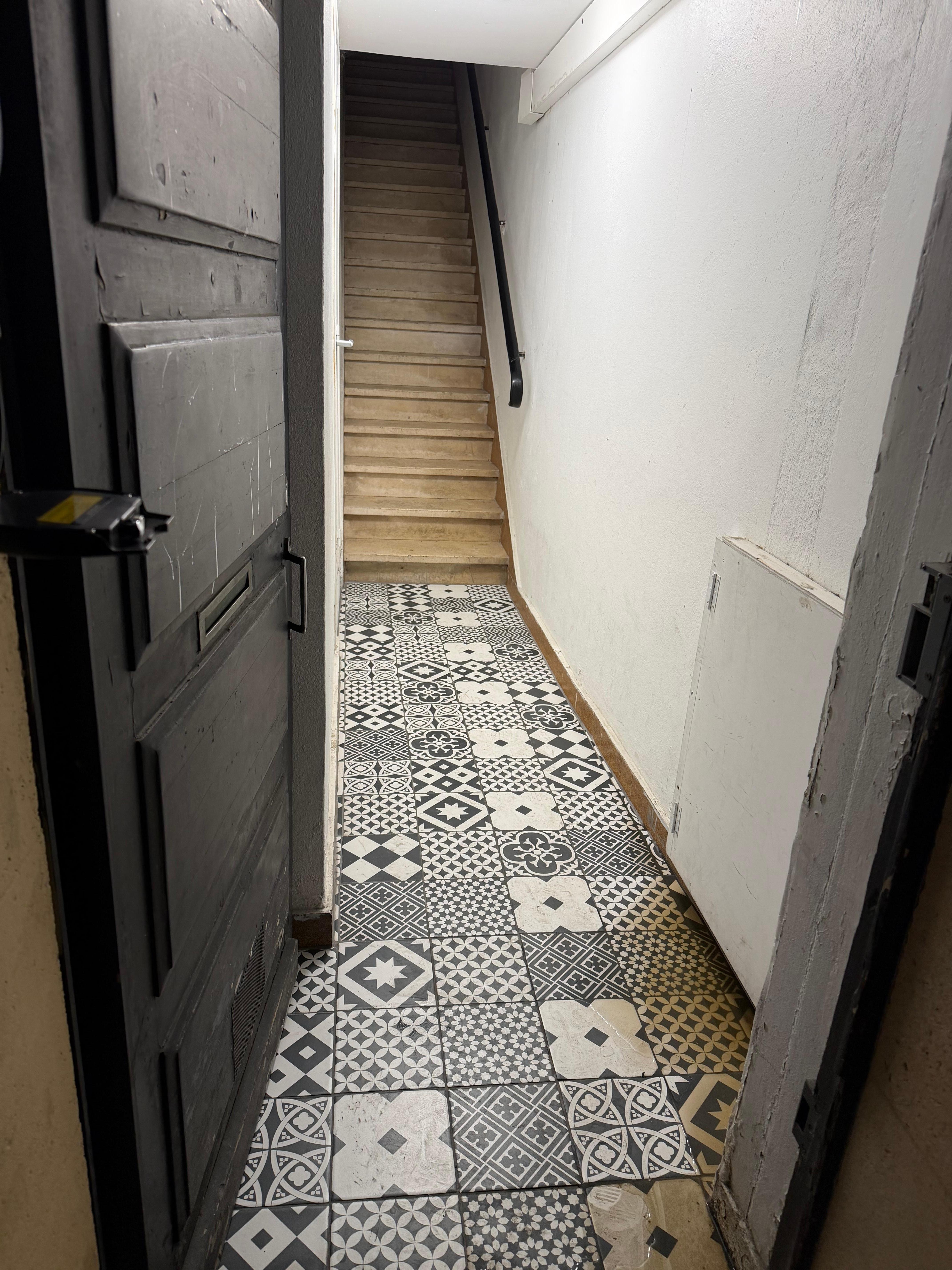 The whole entranace stunk like sewage with an unbearable odor