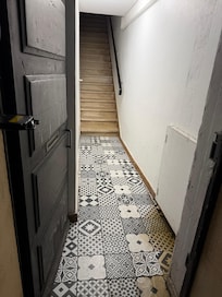 The whole entranace stunk like sewage with an unbearable odor