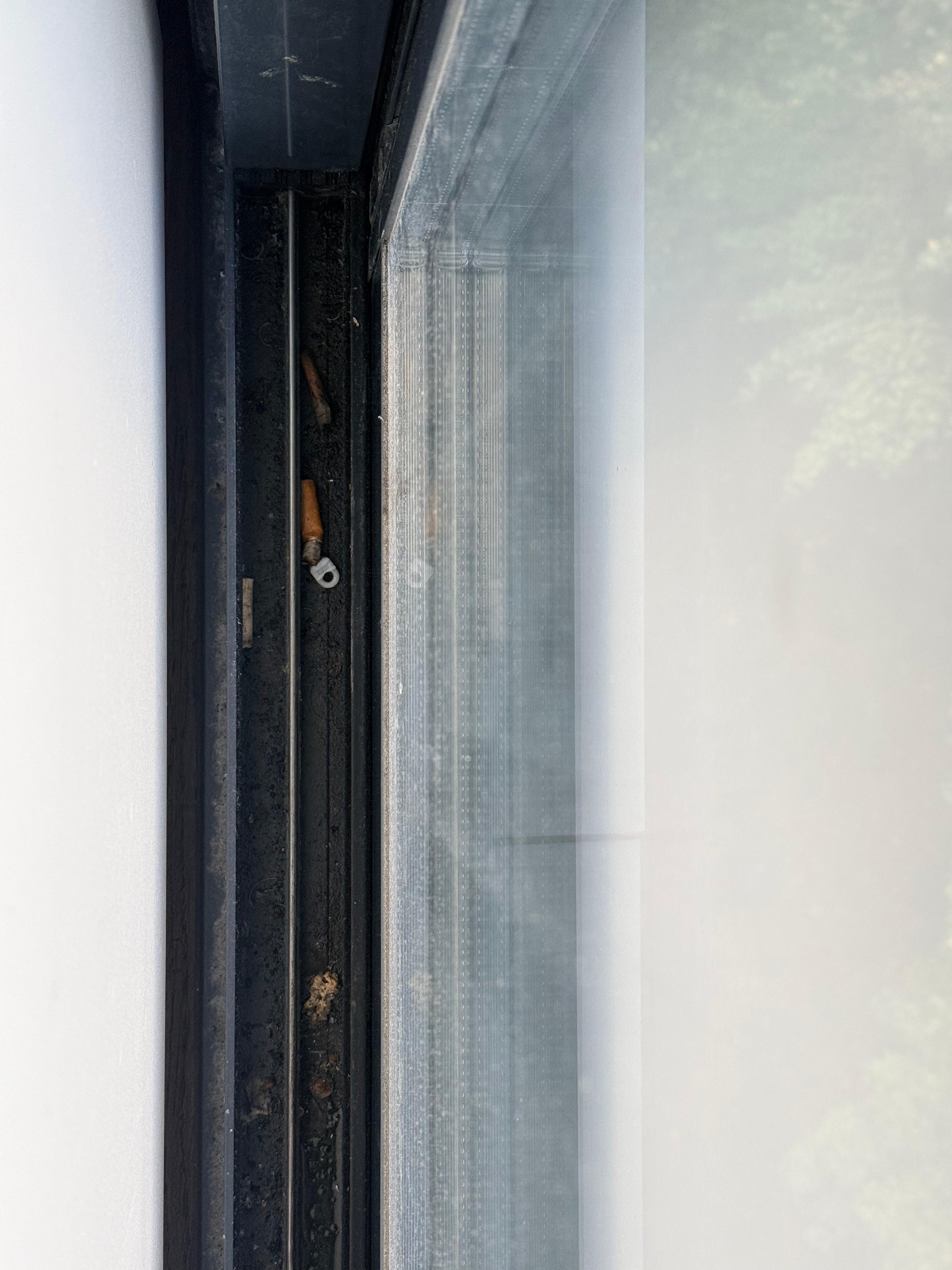 禁煙のはずなのに窓の淵に放置されているタバコの吸い殻