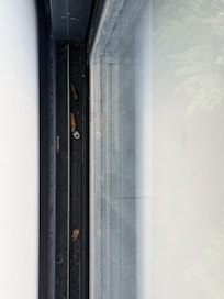 禁煙のはずなのに窓の淵に放置されているタバコの吸い殻