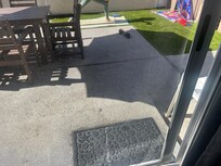 Broken screen door- needing to be replaced during our stay
