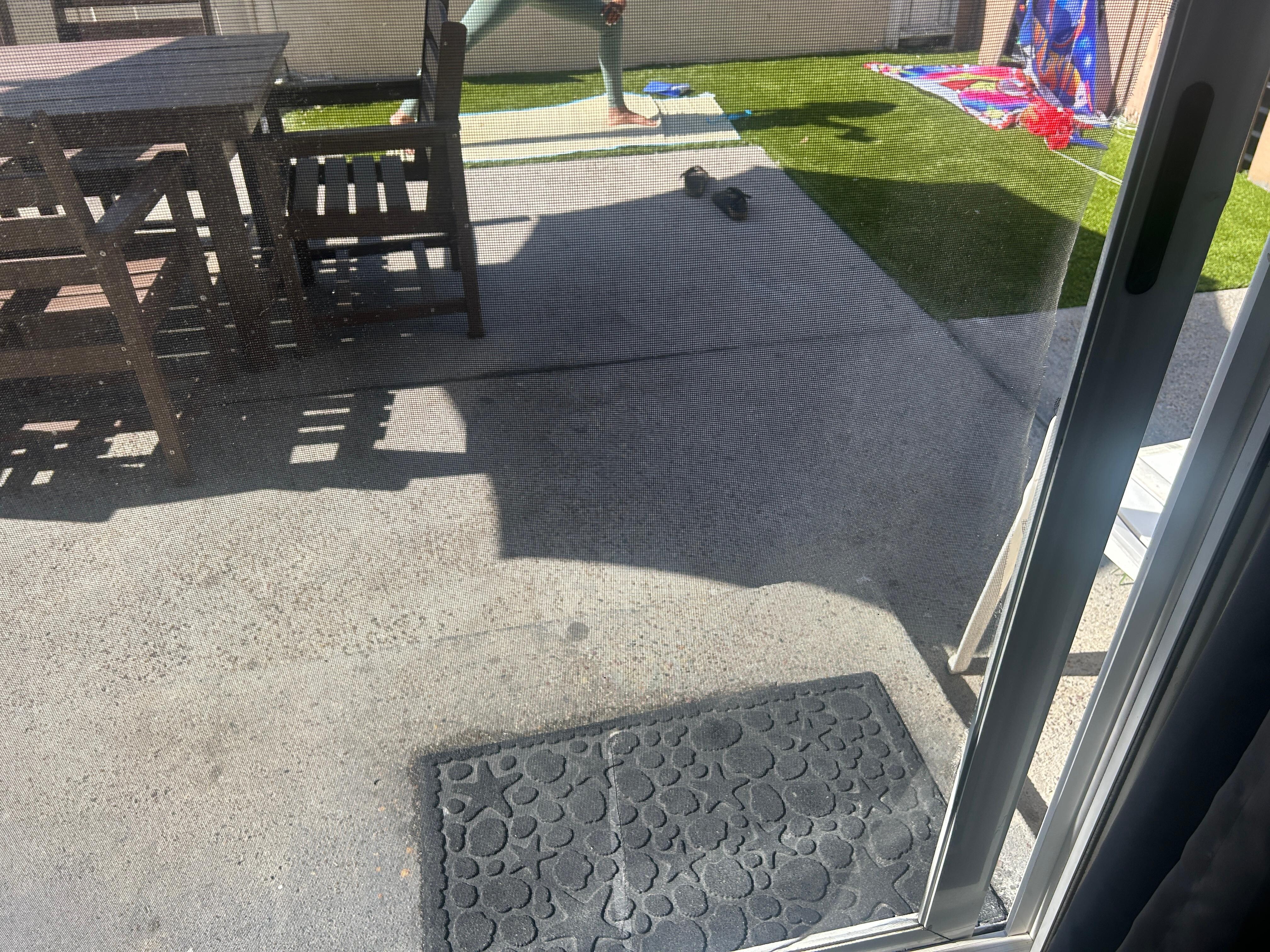 Broken screen door- needing to be replaced during our stay