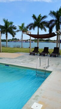 Alberca con vista al río