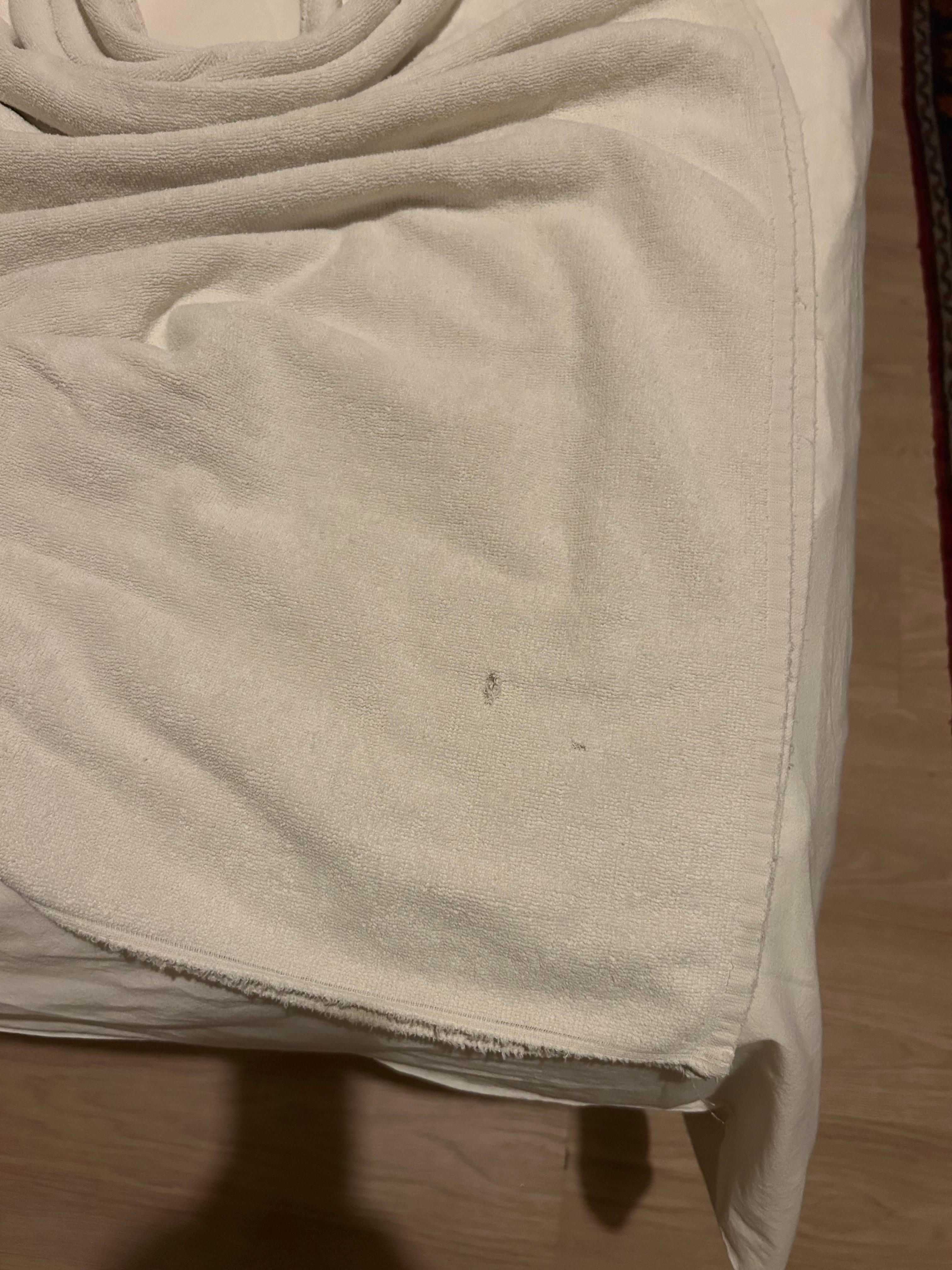 Viene dato un asciugamano a testa, questo era bucato