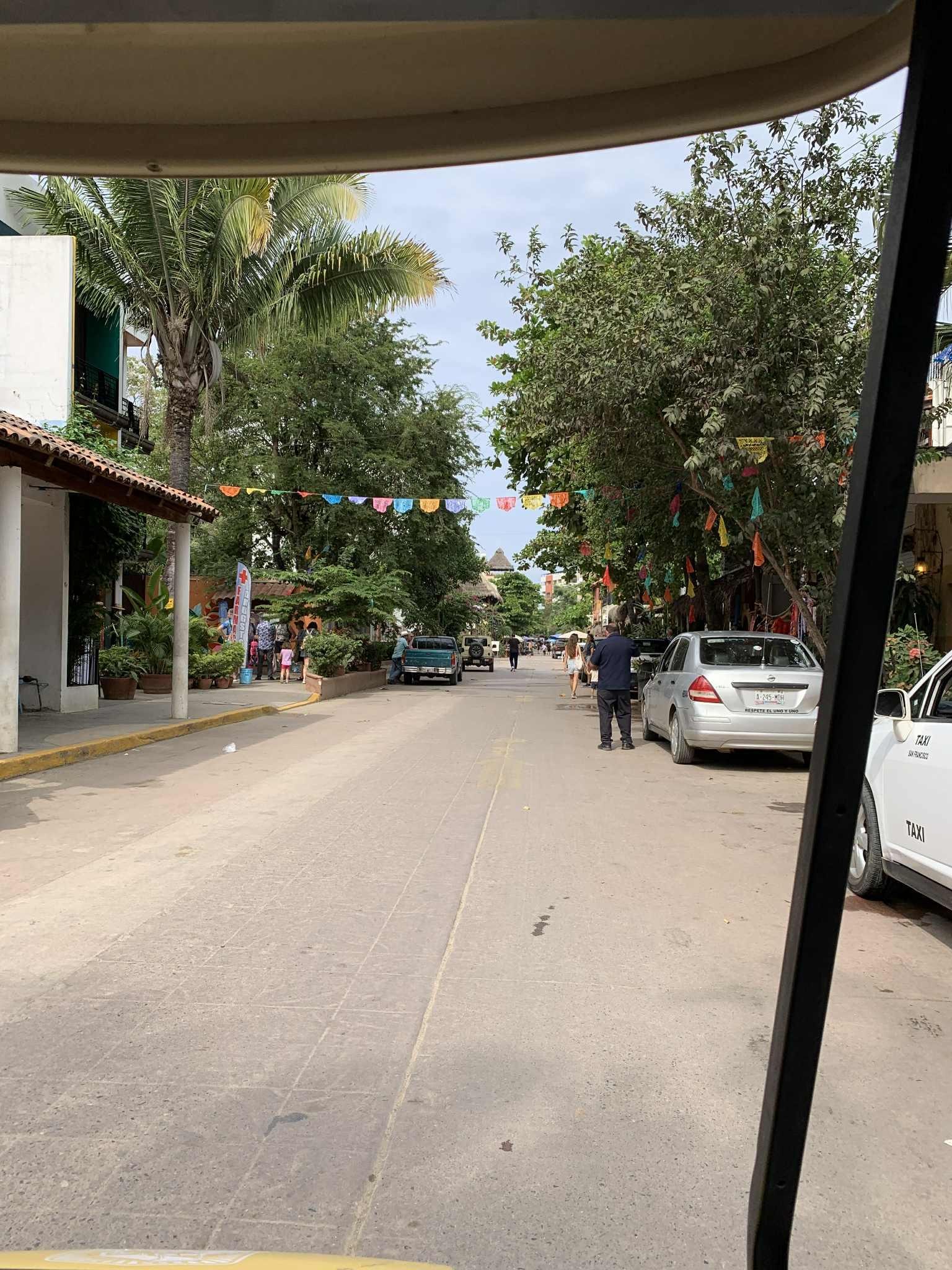 Avenue Tercer Mundo (Verde Luna in a distance)