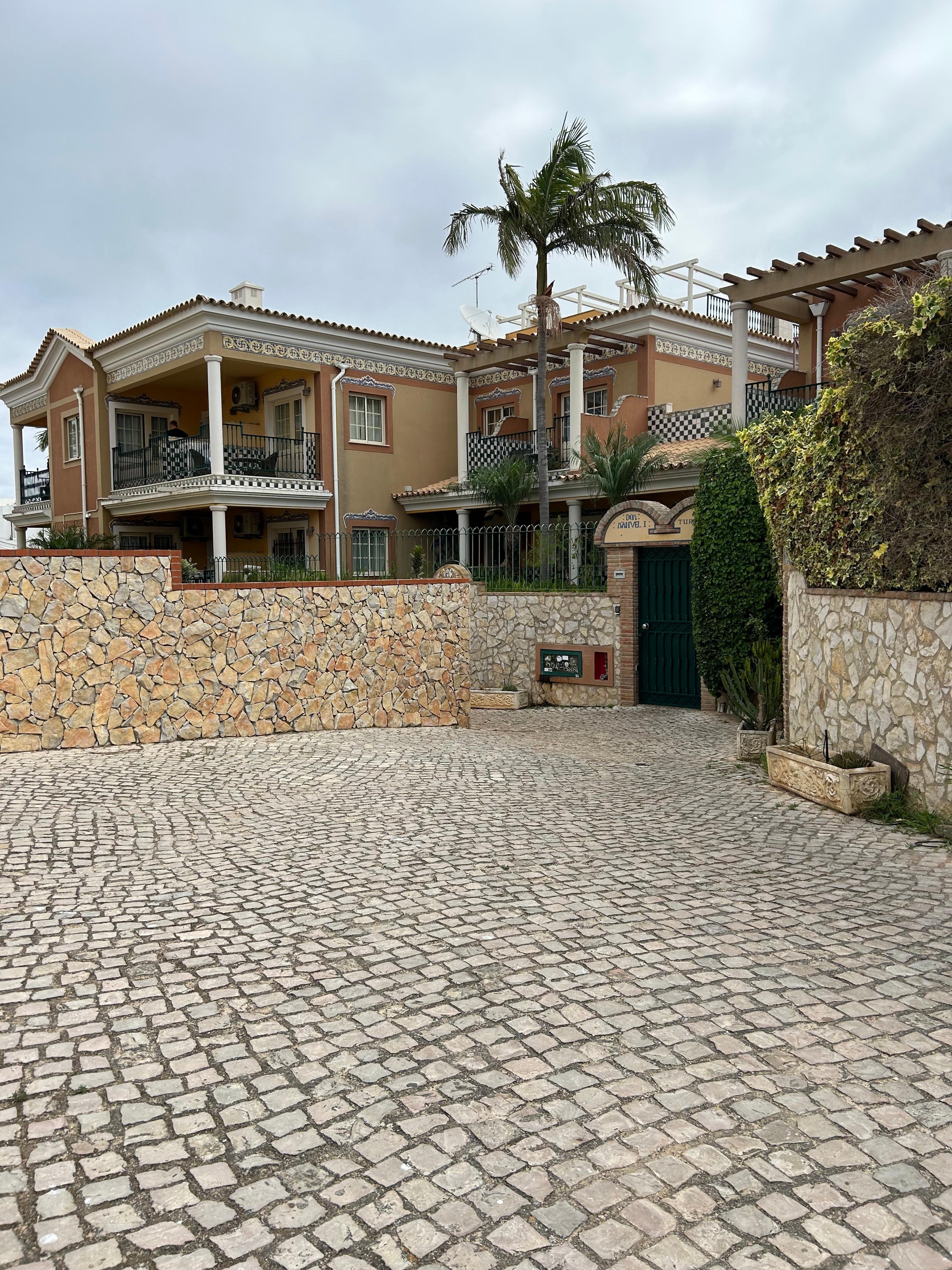 Portail pour entrer dans le main building lorsque vous êtes dans la guesthouse 