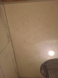 plafond de douche moisi: chambre mal ventilée et VMC dépendant de l'éclairage de la salle de bain... Combinaison fatale
