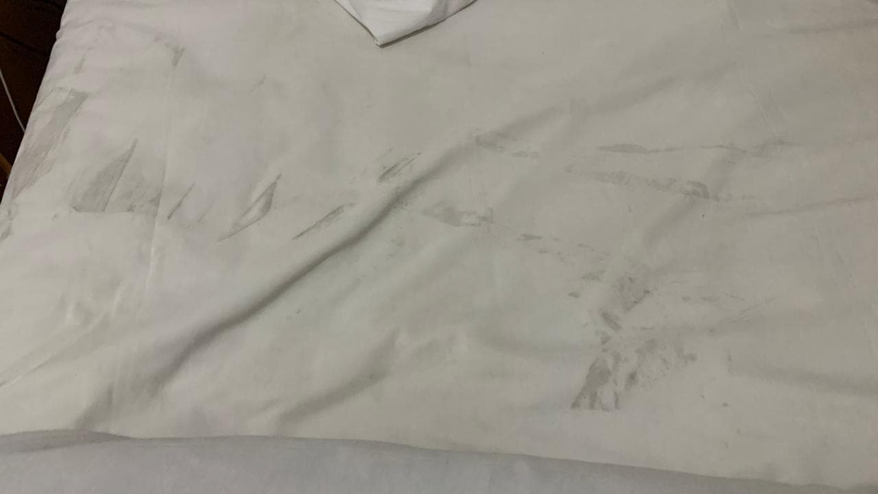 Manchas no lençol, trocadas após 4 horas de solicitação...