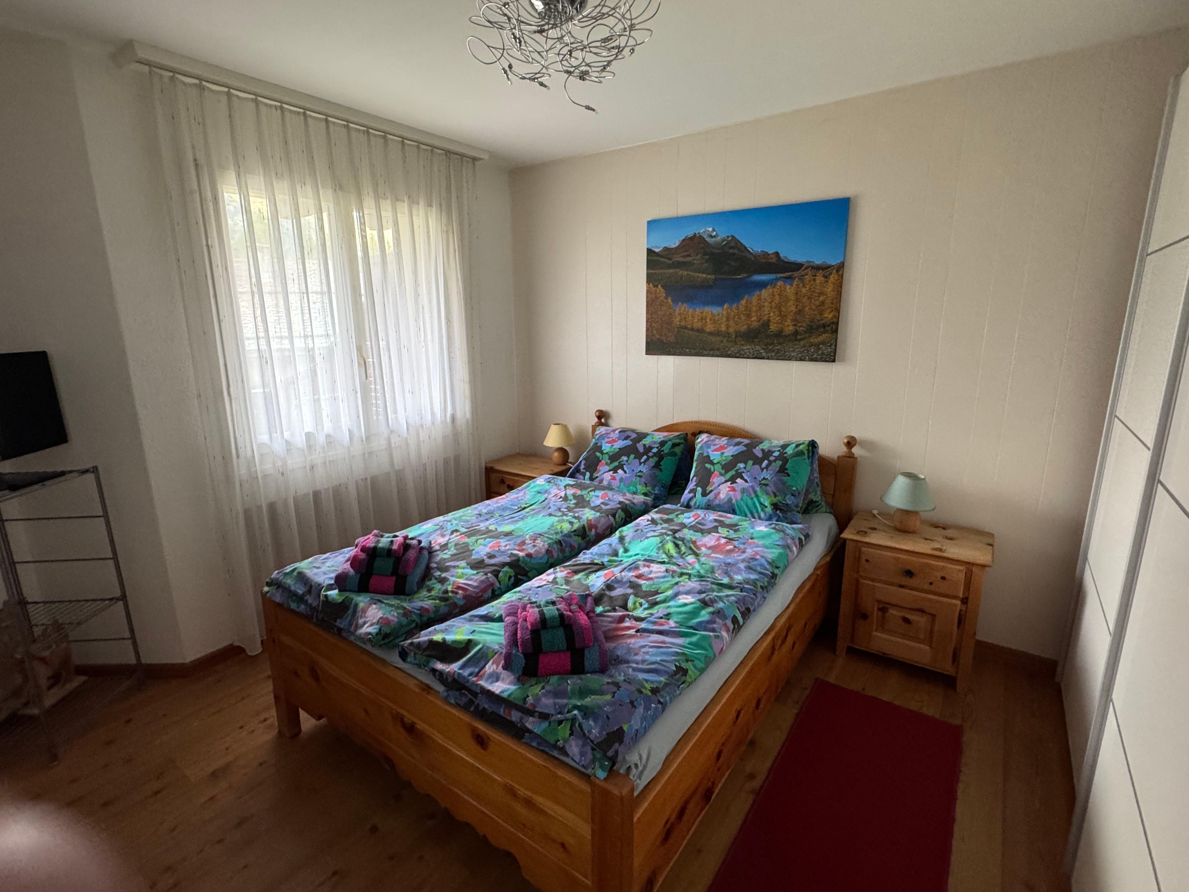 Schlafzimmer mit Doppelbett (140 cm breit)