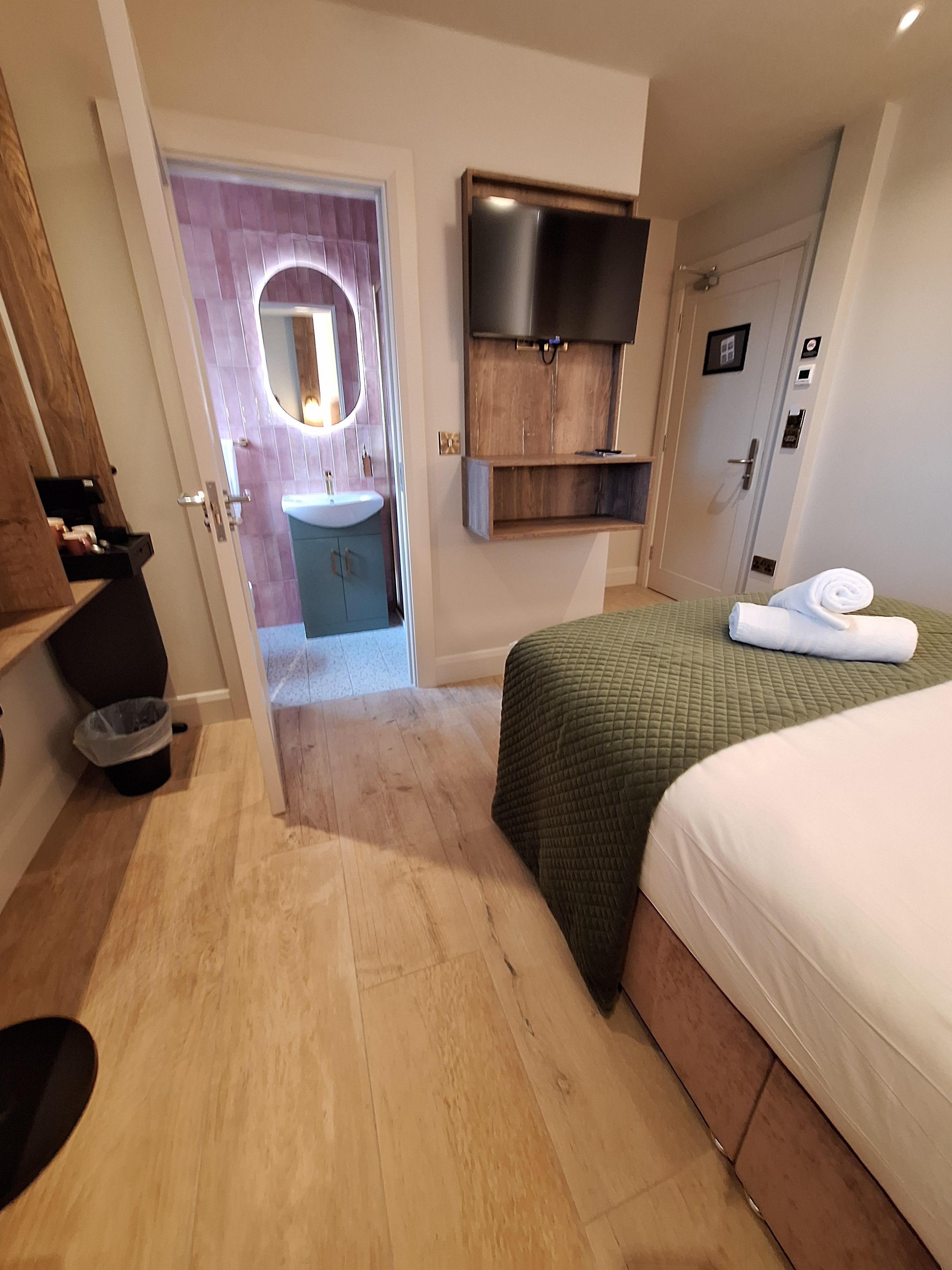 Small but nice bathroom 