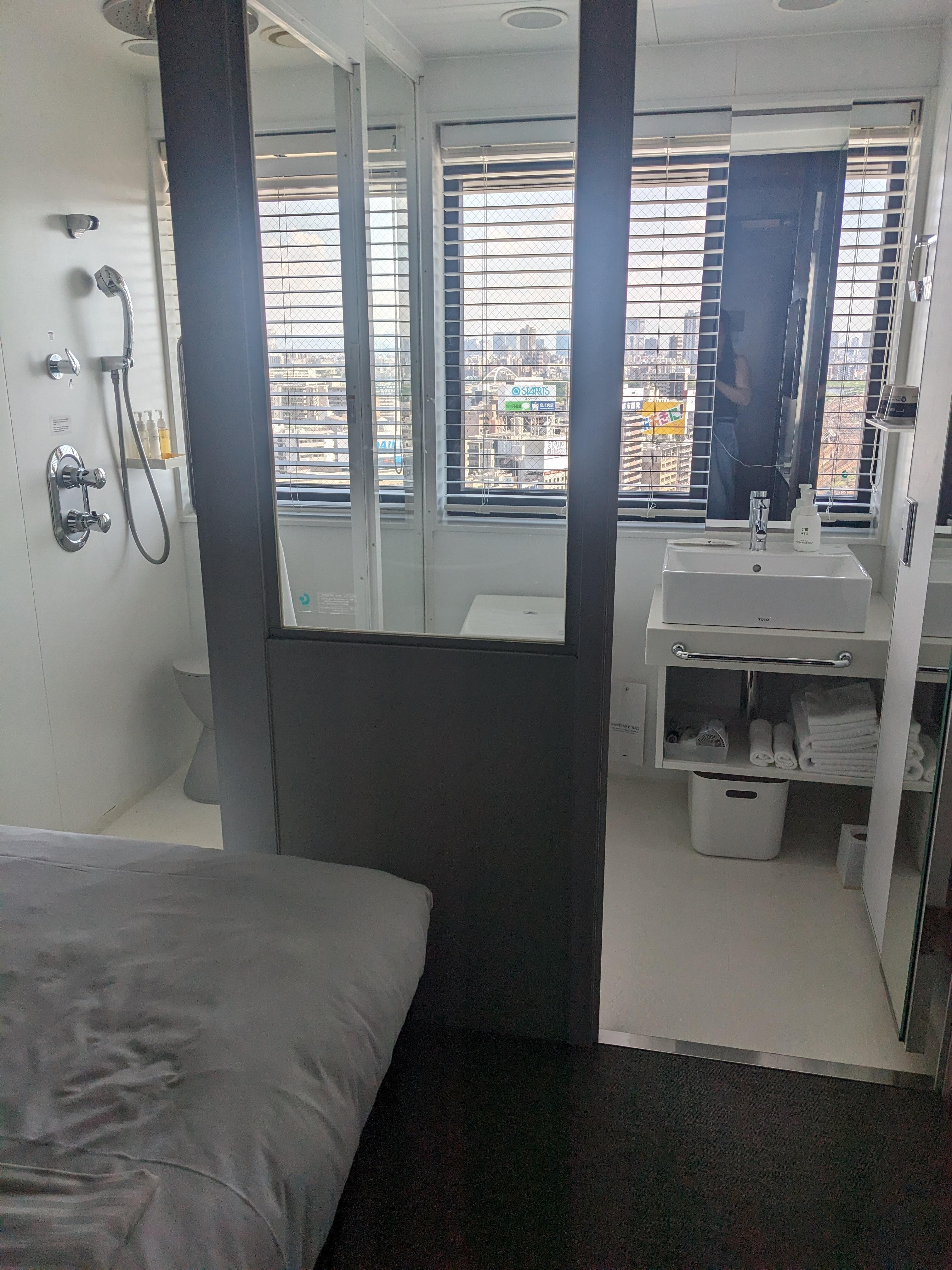 シャワールー厶とトイレが窓側　ベッドルームとの壁がガラスで外の日差しが入って明るい　目隠しのタペストリーもついている。斬新なデザインだけど私はいいと思った。