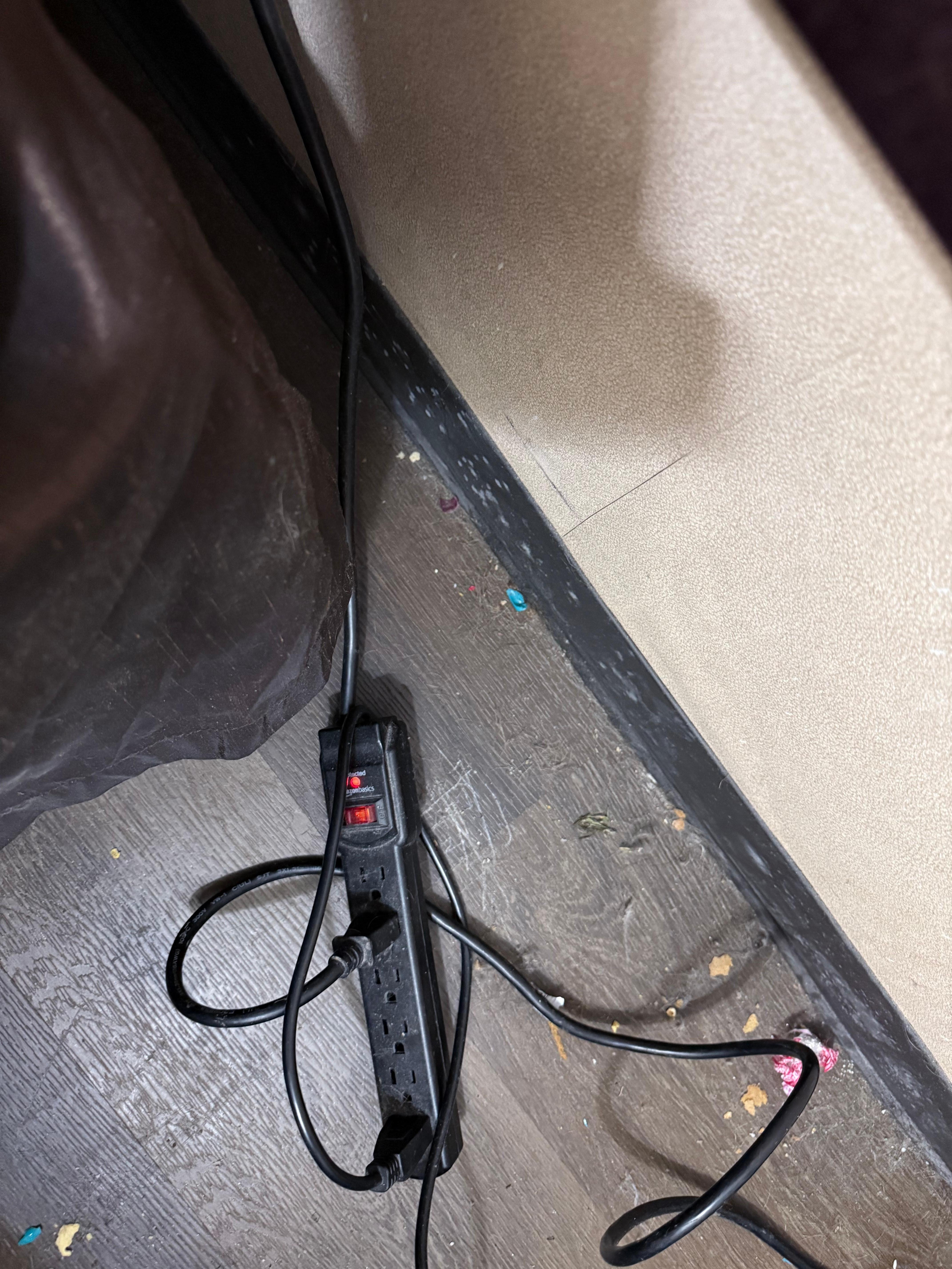 Space between two queen beds 