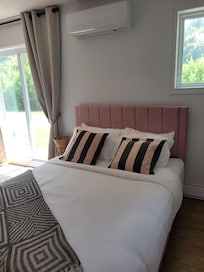 Air climatisé, porte patio donnant vue de façon obstruée sur la rivière, qui se trouve à deux pas de l'hôtel.