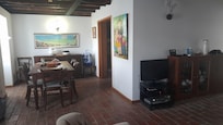 A sala e o resto da casa tem muito espaço e muitos équipamentos, cadeiras de praia, jogos tudo o que pode precisar e mais ainda.
