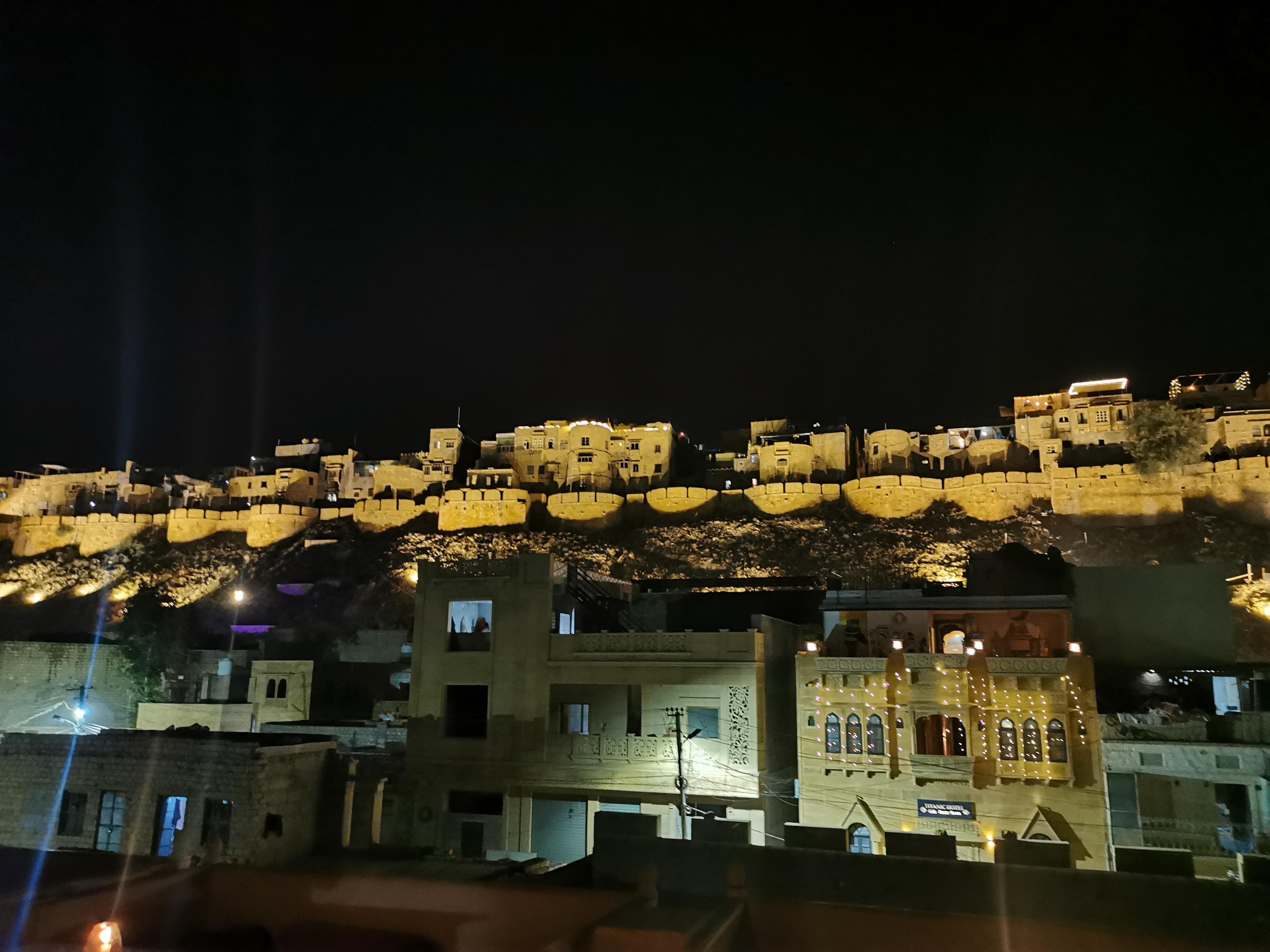Jaisalmer Fort am Abend, vom Shahi Palast Dachterassenrestaurant aufgenommen
