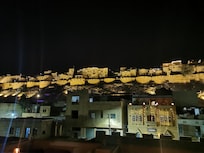 Jaisalmer Fort am Abend, vom Shahi Palast Dachterassenrestaurant aufgenommen