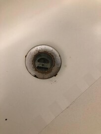 Plugless bath tub