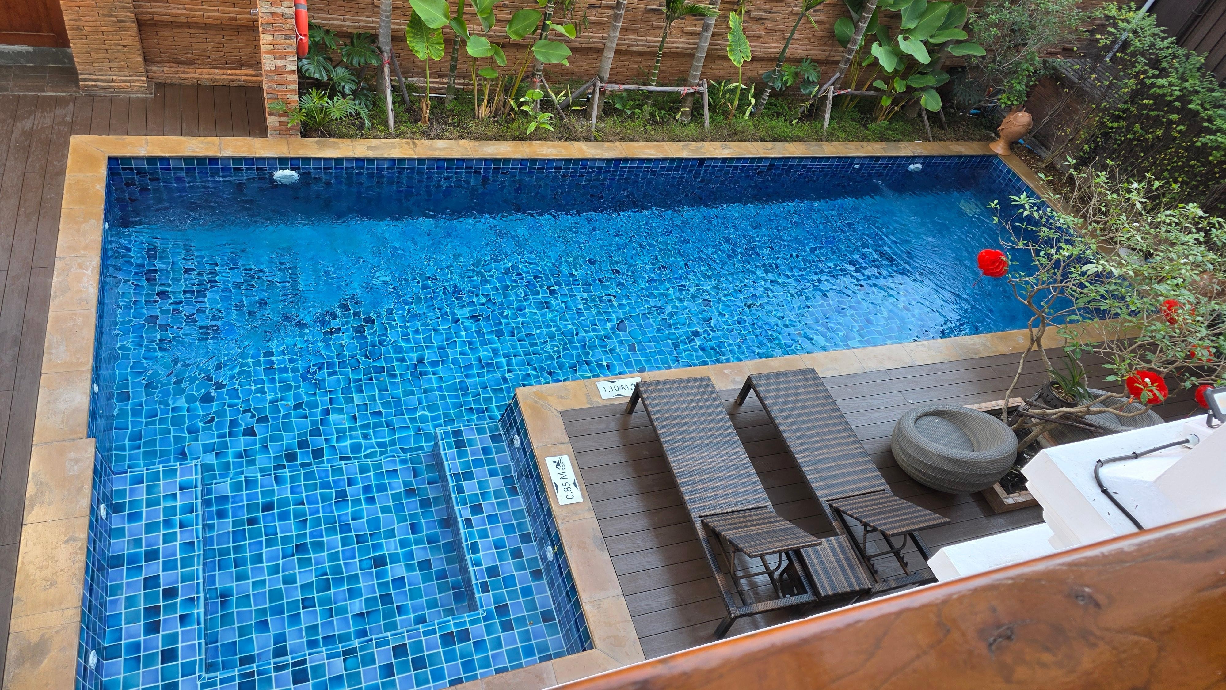 깨끗한 수영장이었고 깊이가 어른들이 수영하기 괜찮았어요