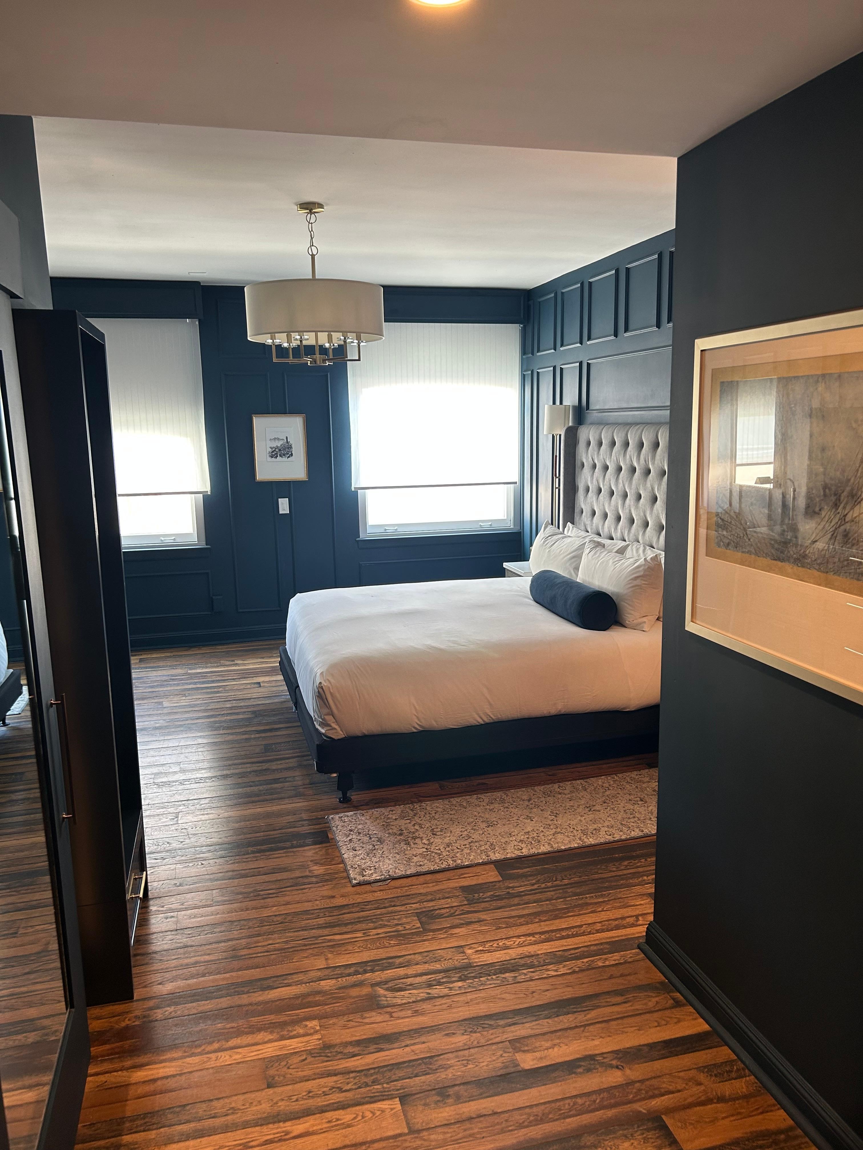 Clean and classic design. Massive room