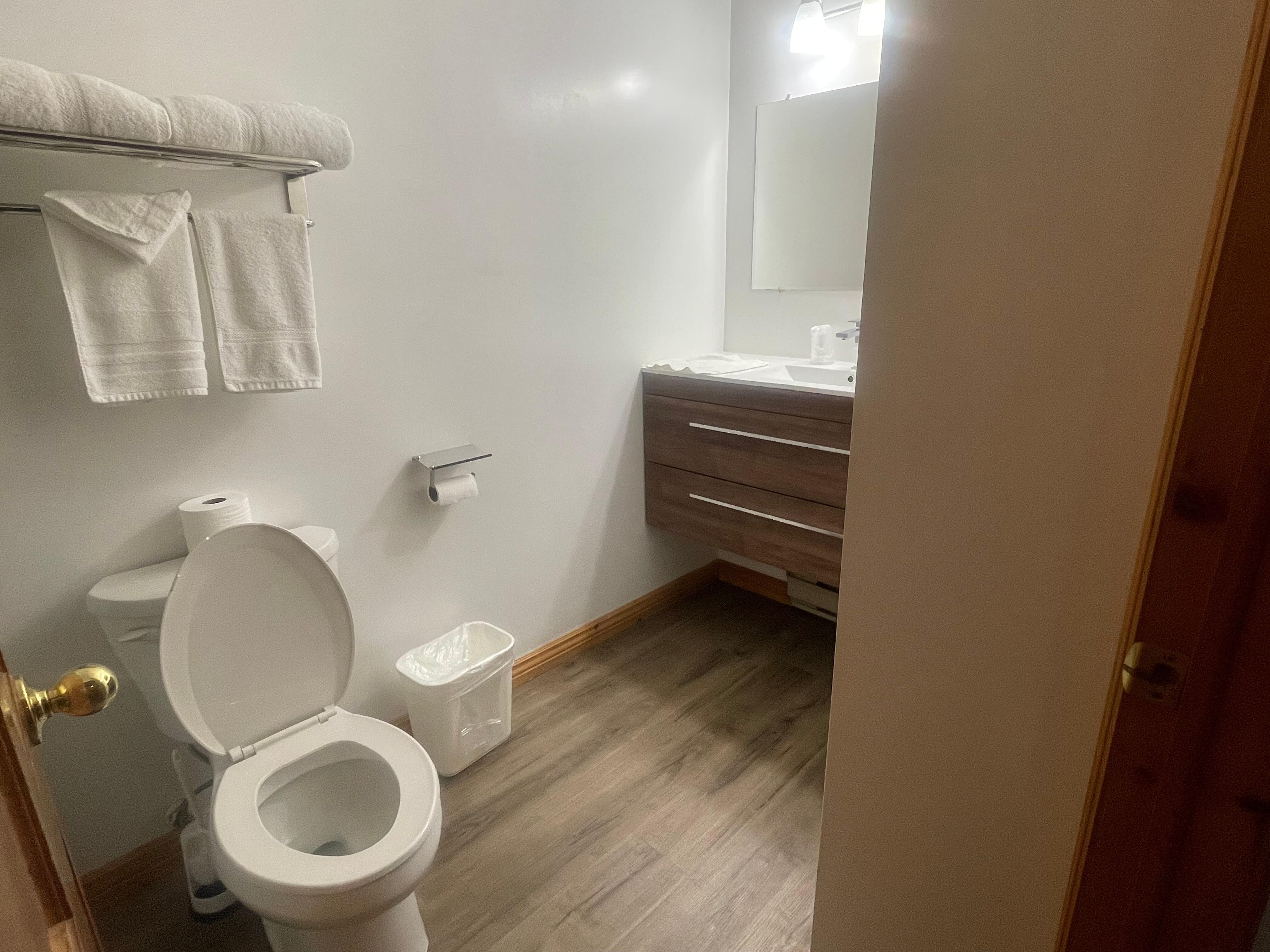 Clean, modern bathroom 
