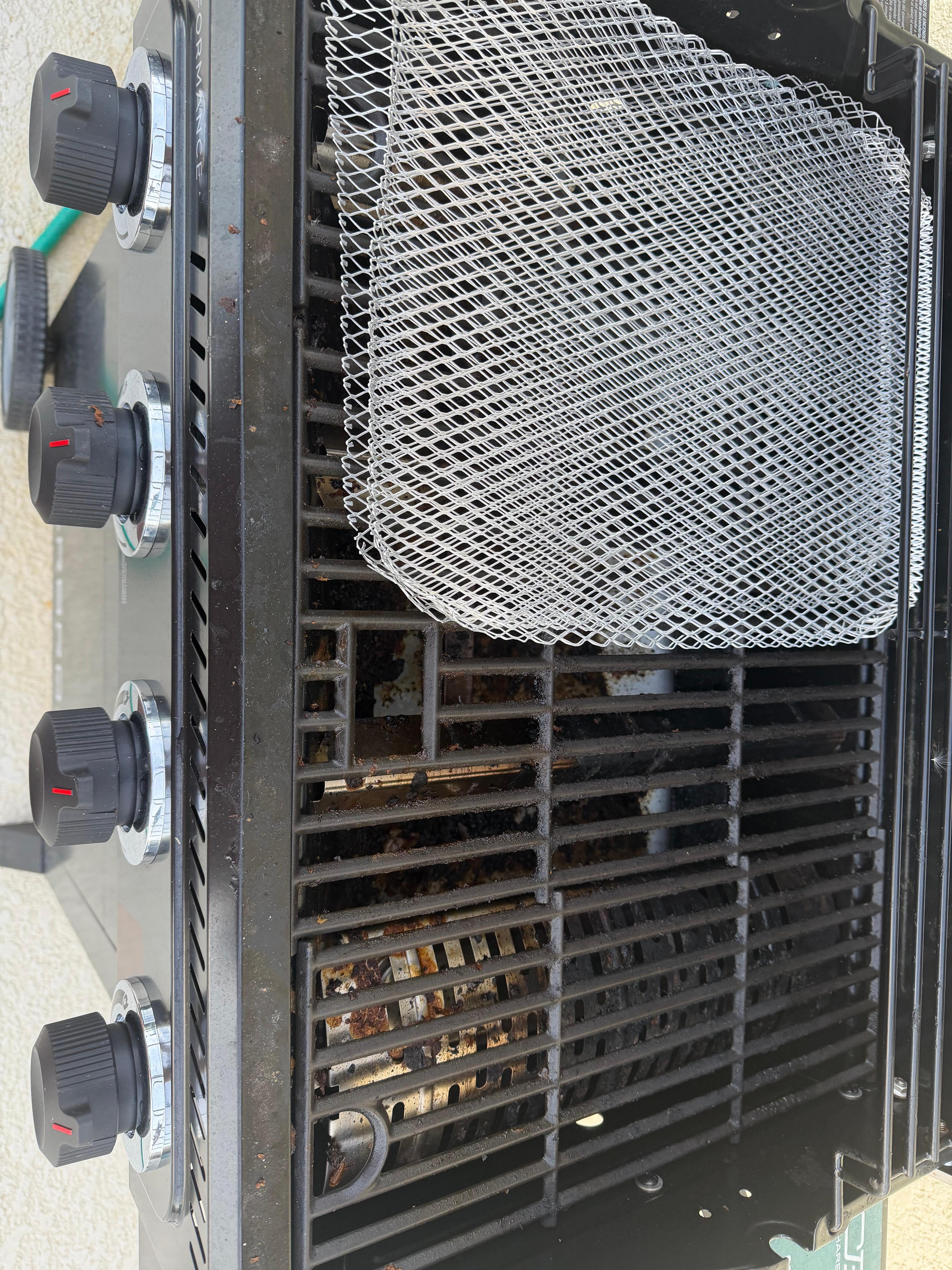 Barbecue dirty & not been cleaned 