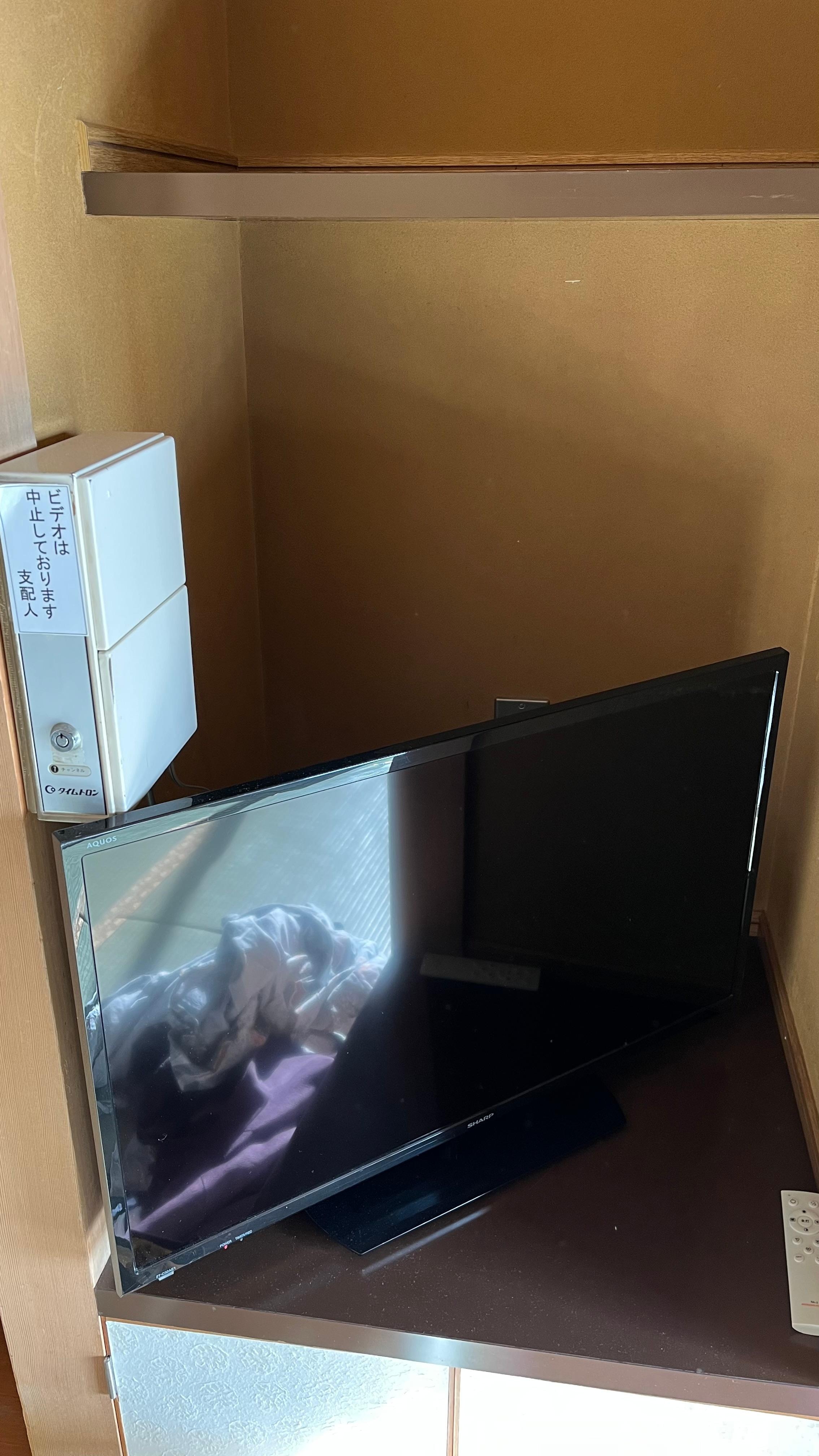 テレビが収まらない昭和のテレビ台