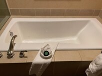 Great bathtub & complimentary bath salts!