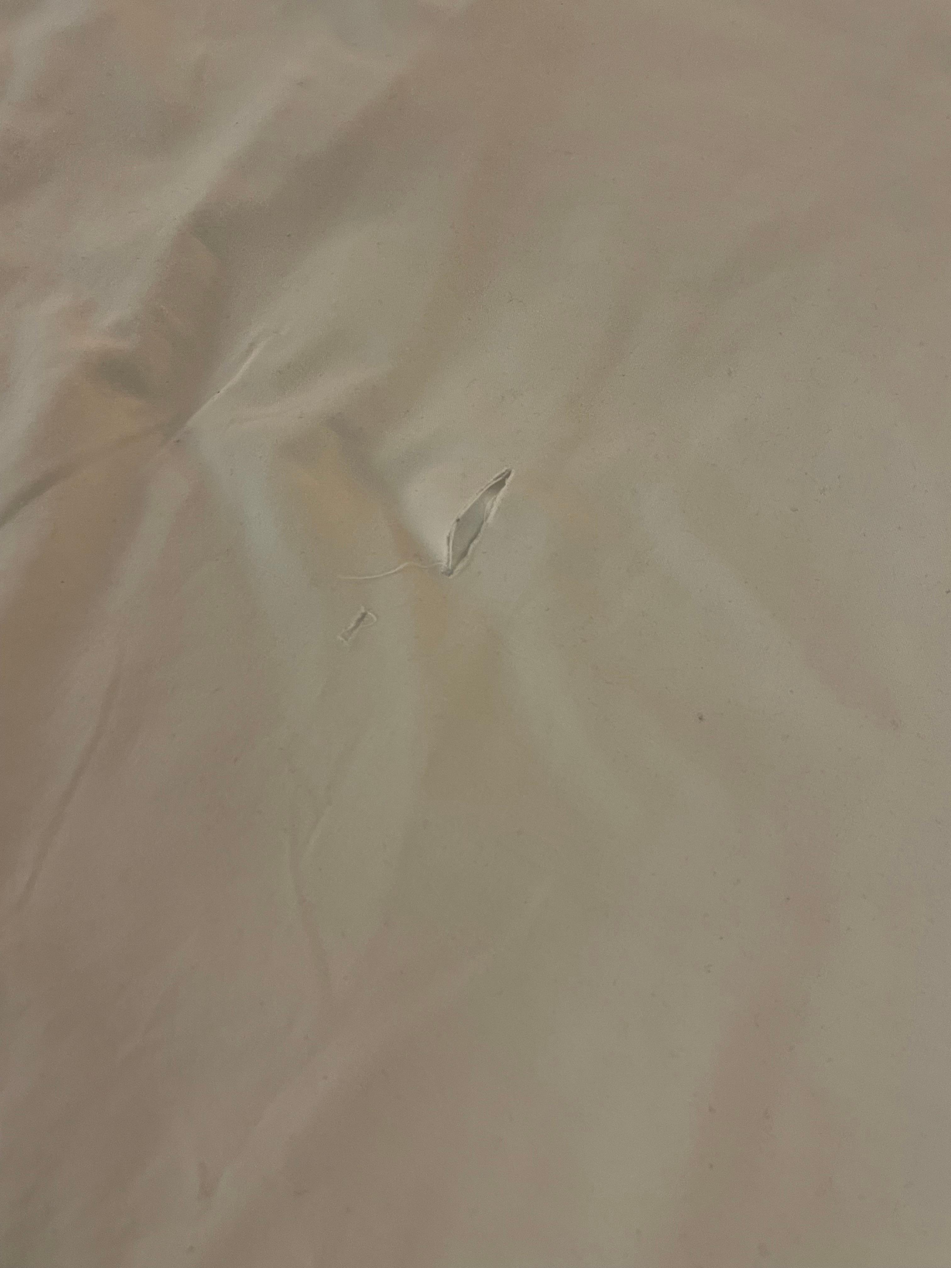 Lenzuola rotte e asciugamani sporchi