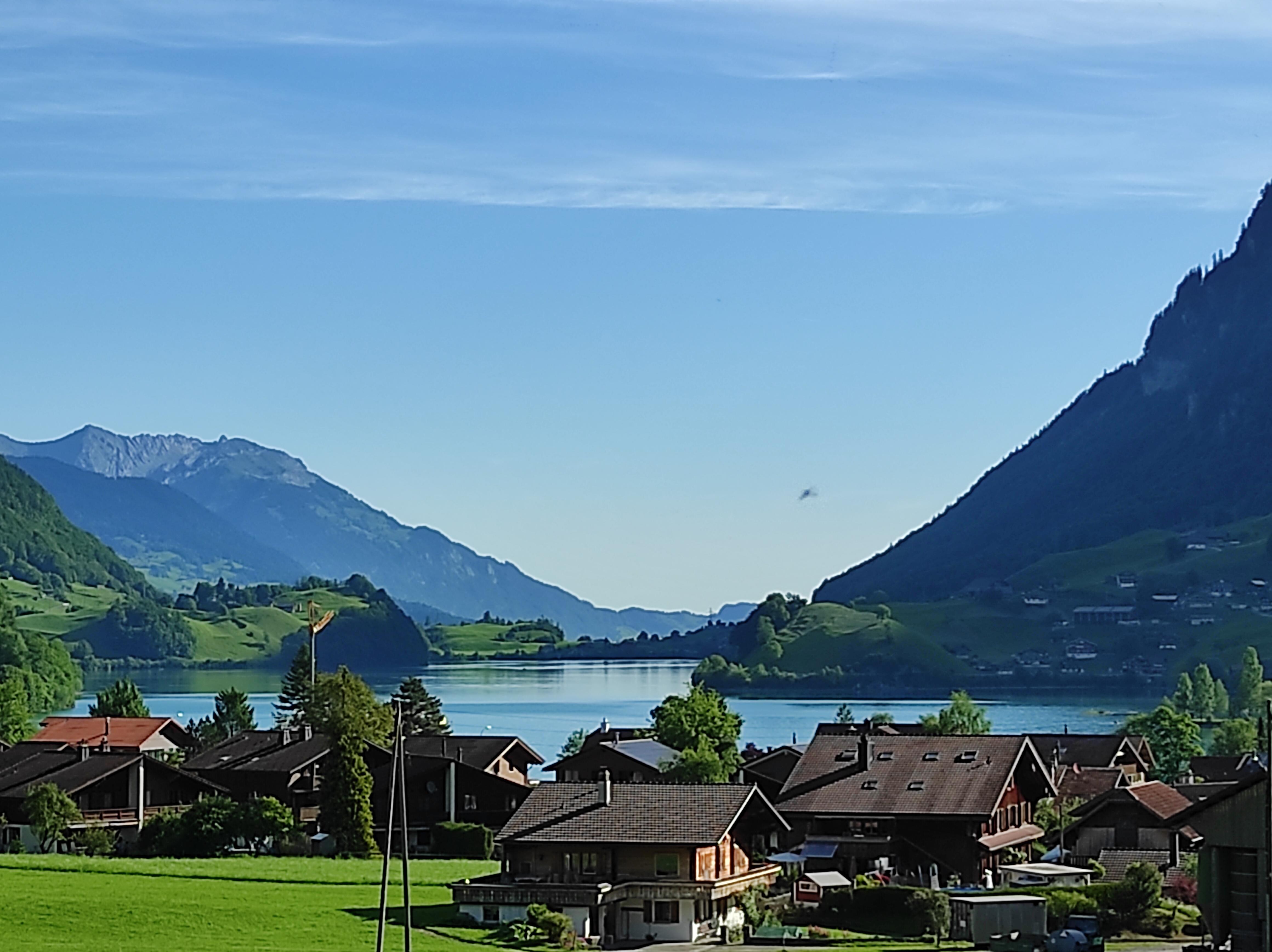 Eine Aussicht aus der Wohnung über den Lungernsee