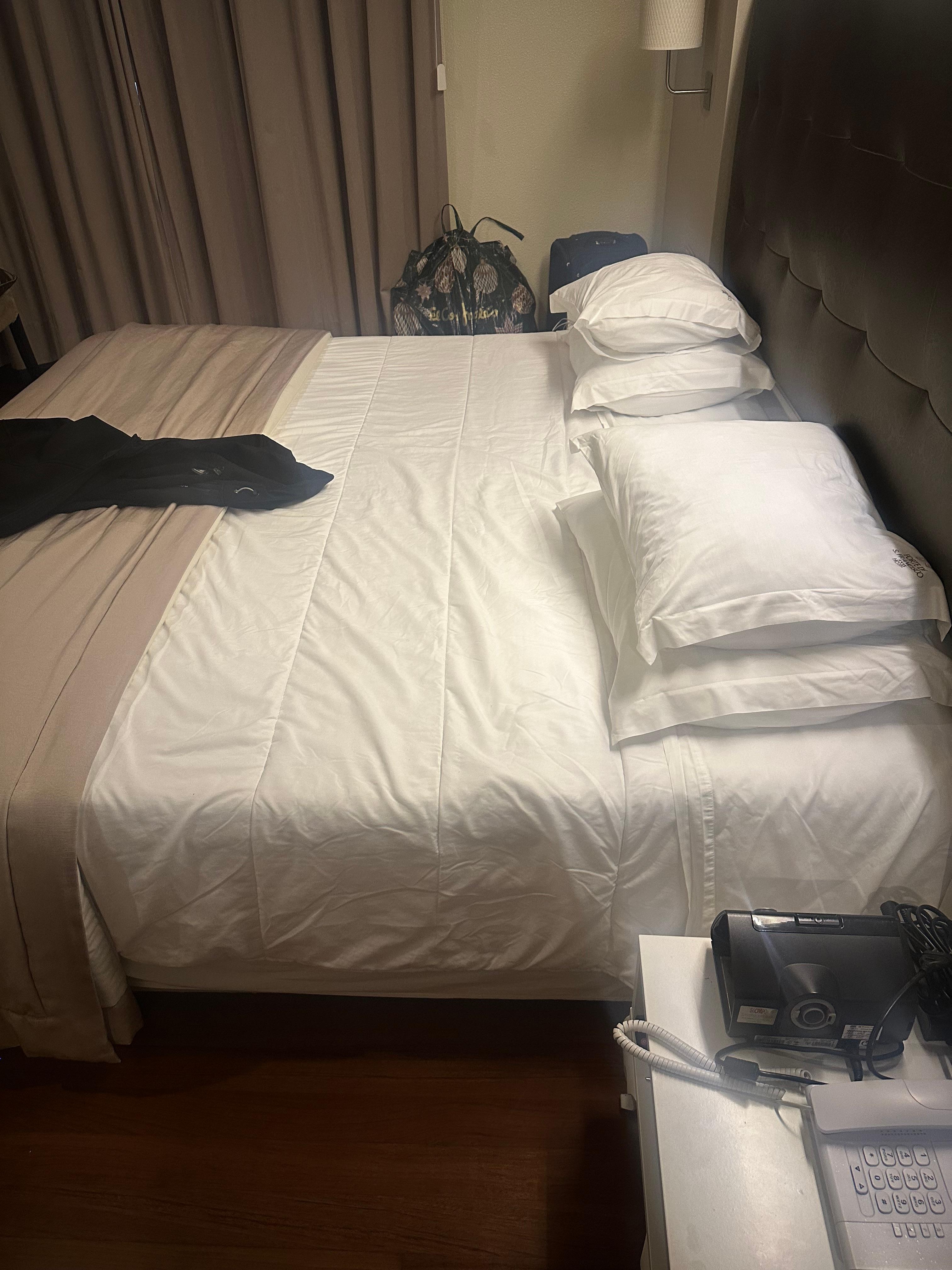 Cama mal arrumada, necessitando de reclamação junto a recepção.