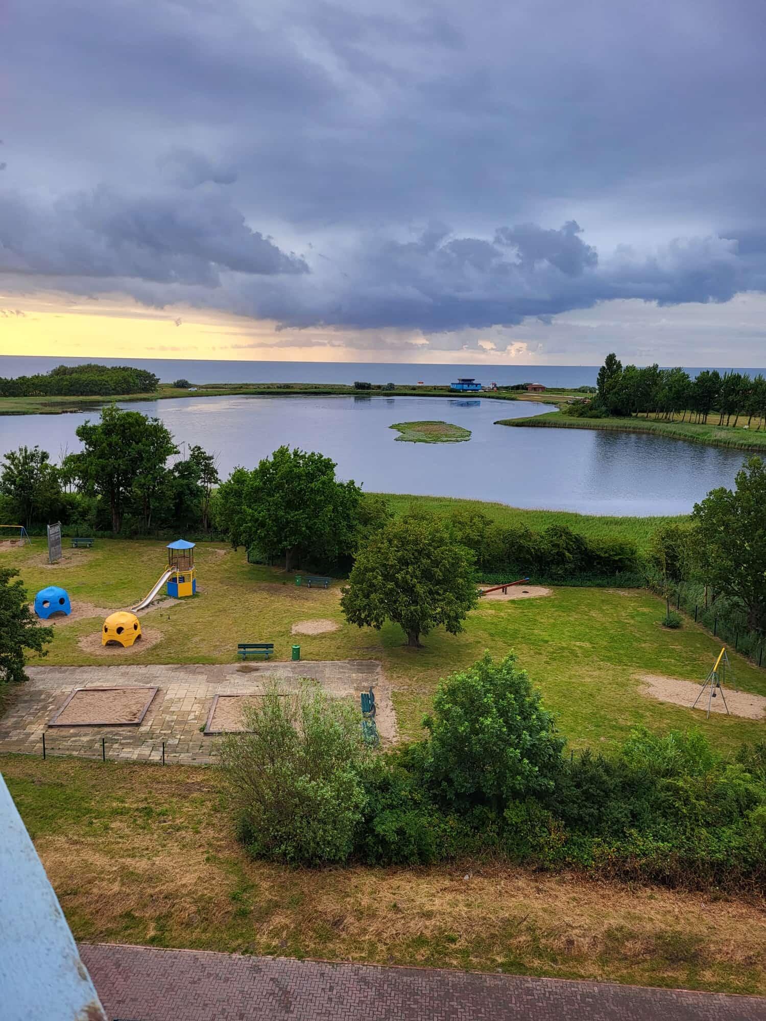 Binnensee Heiligenhafen im Hintergrund die Ostsee 