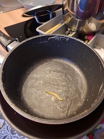 Toutes les ustensiles de cuisine sont ds cet état....
Avec mm du moisi dedans