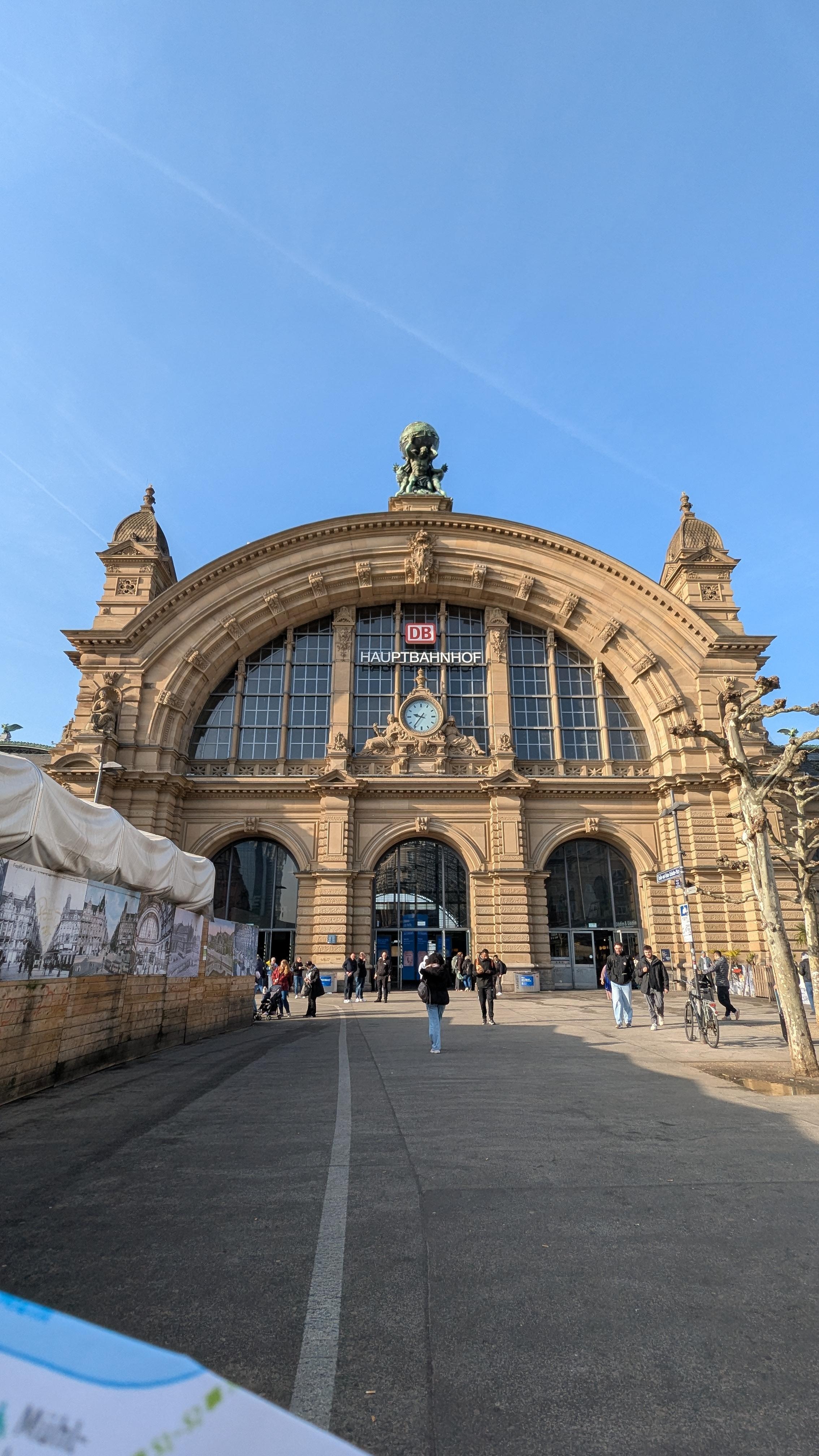 駅周辺は工事中で歩きにくいので駅に入って1番線ホームからの出口をお勧めします