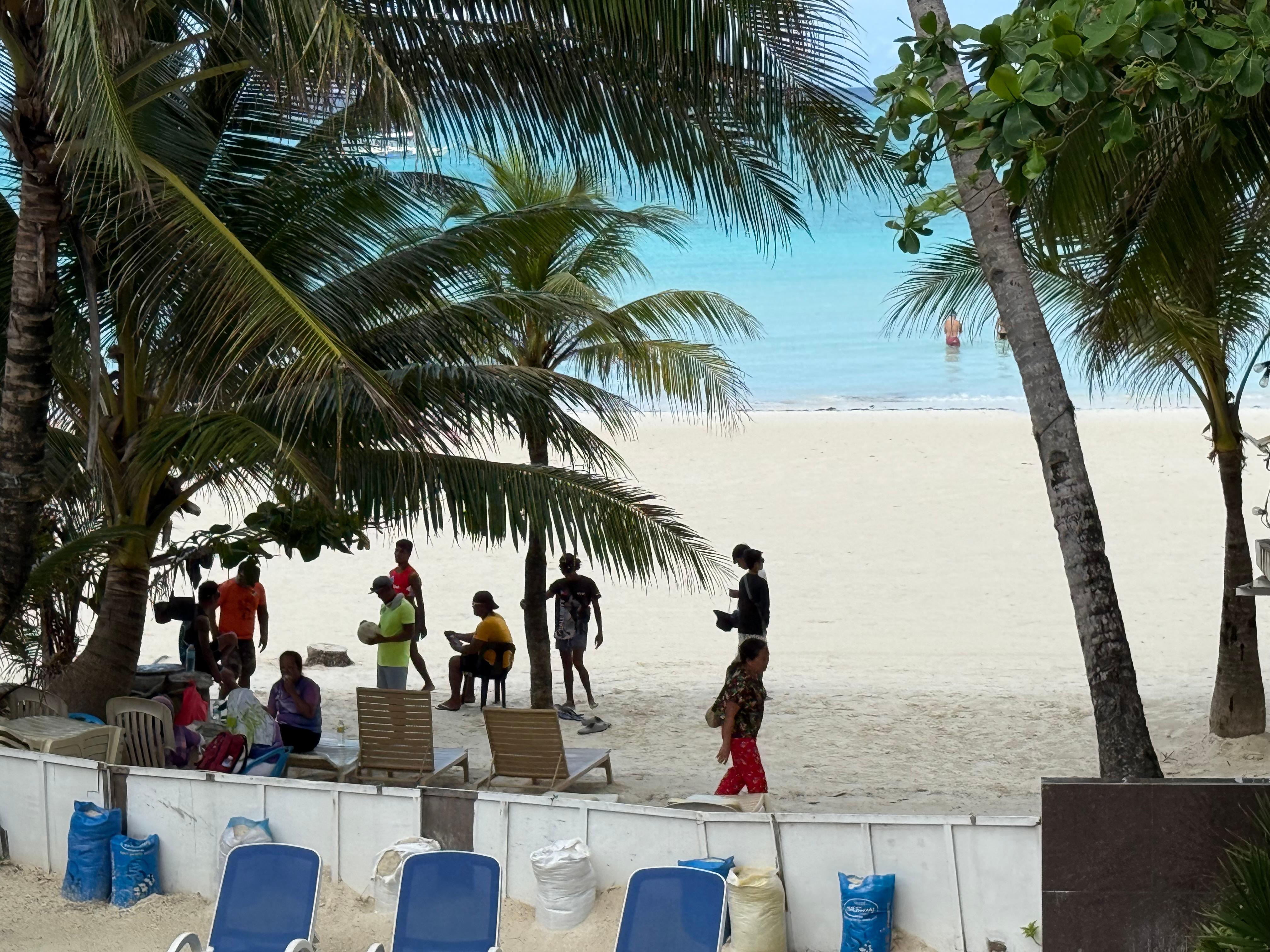 Alle strandstole og området foran hotellet er fra morgen til aften fyldt op af strandsælgere og massører. På hotellerne omkring hotellet har de ikke adgang, så samlingsstedet sker her og liggestolene er deres sted at sidde/ligge gennem dagen.